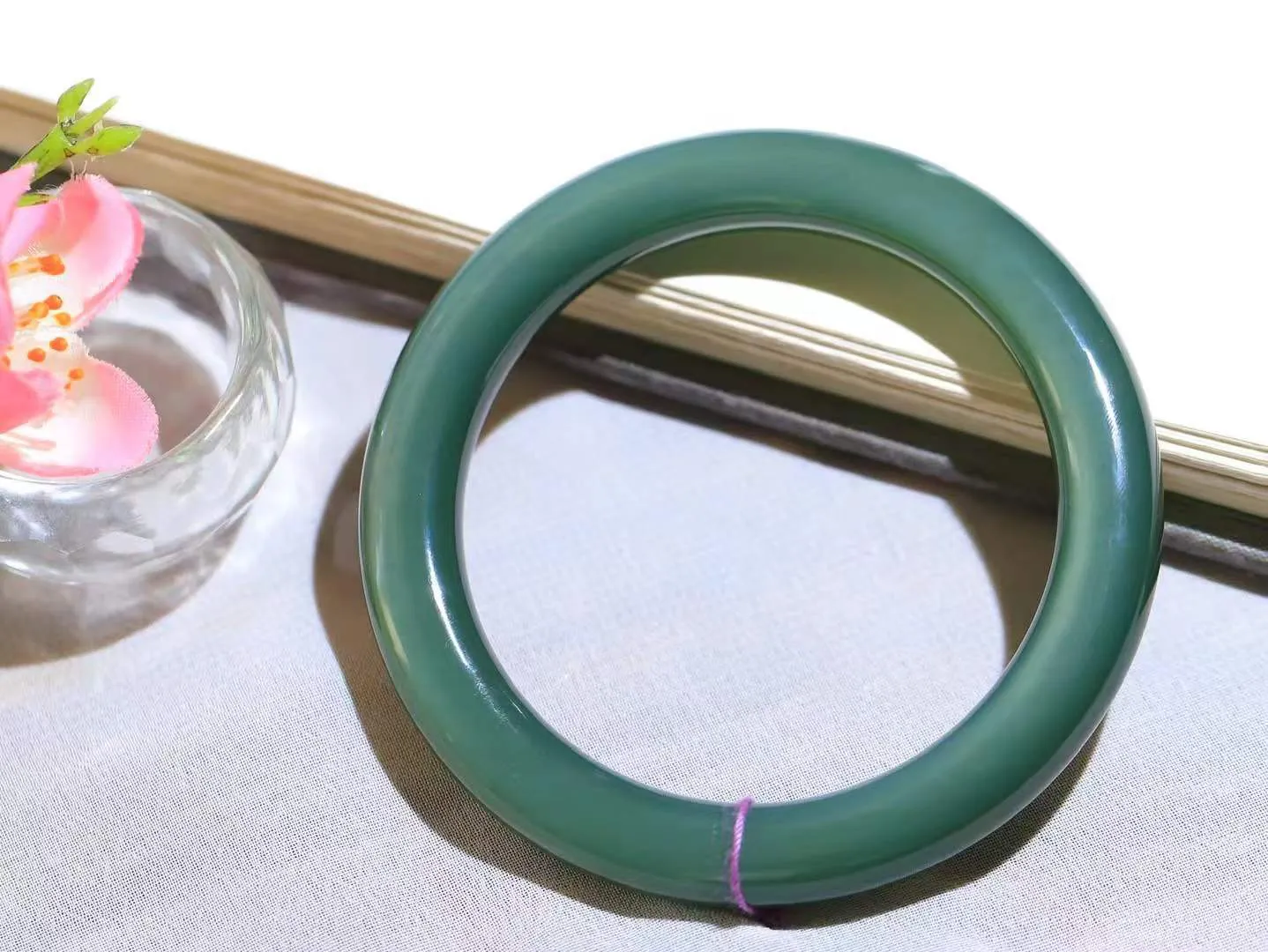 【碧色荡漾·手镯】

收藏级臻品️和田玉碧玉猫眼手镯，玉质细腻温润，手感舒适，️线条流畅，简约大气，美自天成，佩戴于腕间，婉约之美，举手投足间透出那份低调奢华，醉人心扉。重43.14克 内径圈口54.5mm尺寸8.9-9.7mm FDL-771201332