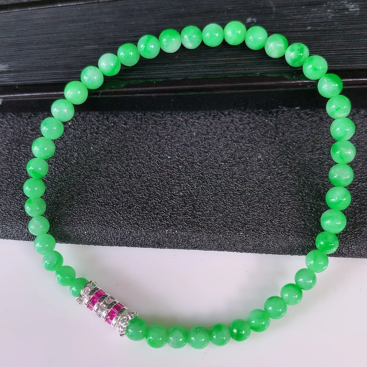 自然光实拍，冰润满绿翡翠手串手链，种老水足，冰清玉润  颜色漂亮  #002.1取一尺寸4.3mm