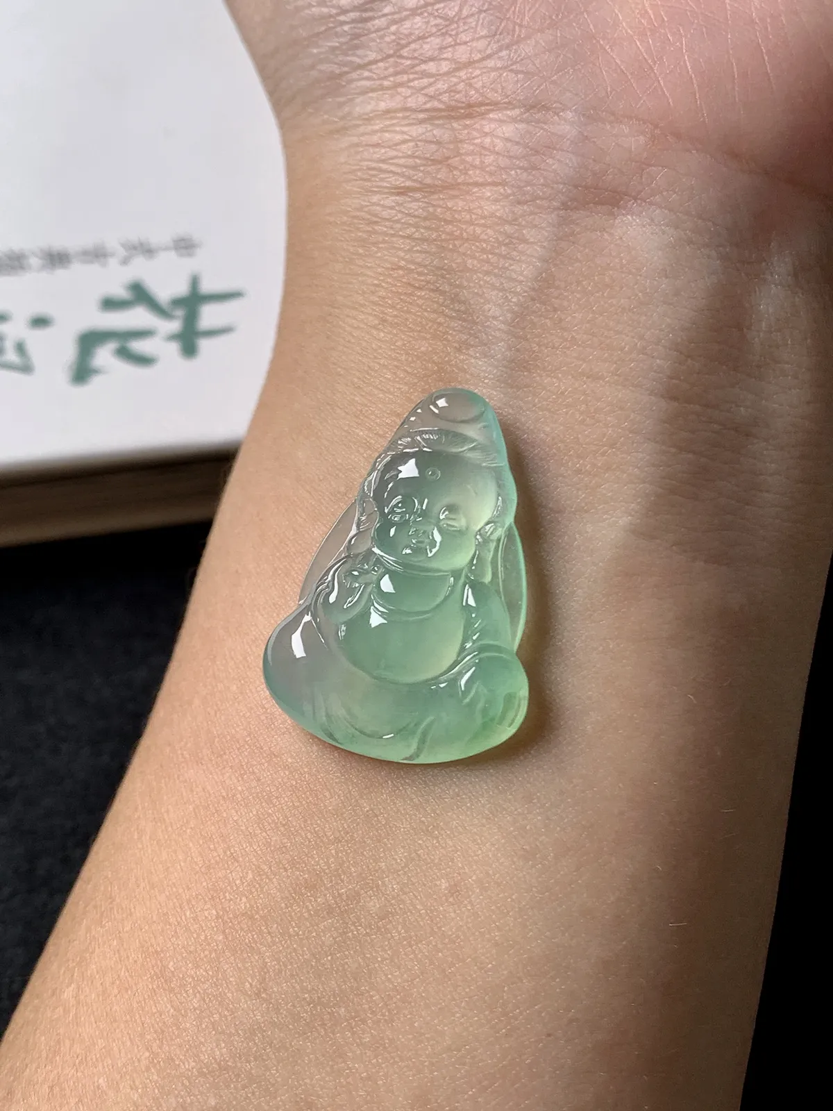 宝宝观音，品质超好，质地如冰之清透，散发纯洁的光芒～
尺寸29.7×20.8×5.8