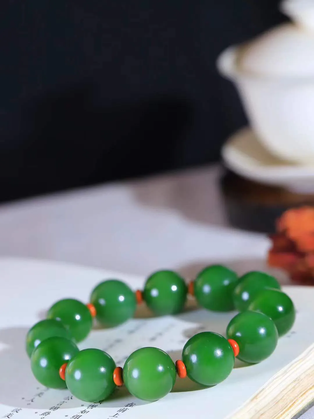 【珠圆玉润.手串】

收藏级臻品️和田玉碧玉珠圆玉润手串 玉质温润细腻  整串打磨圆润，佩戴舒适。