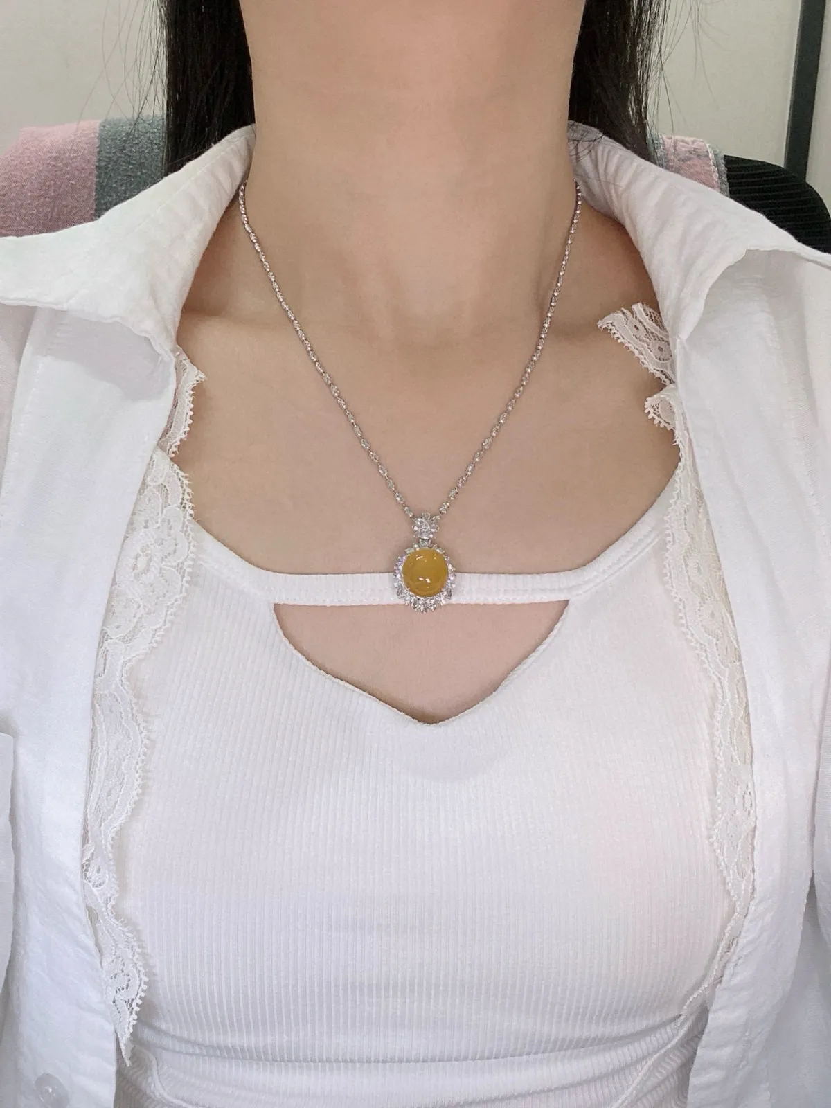 【冰种黄翡蛋面吊坠】质地细腻，冰润透亮，光泽出众，冰感十足，18k金古法镶嵌，裸石尺寸14*12.8*6.2毫米