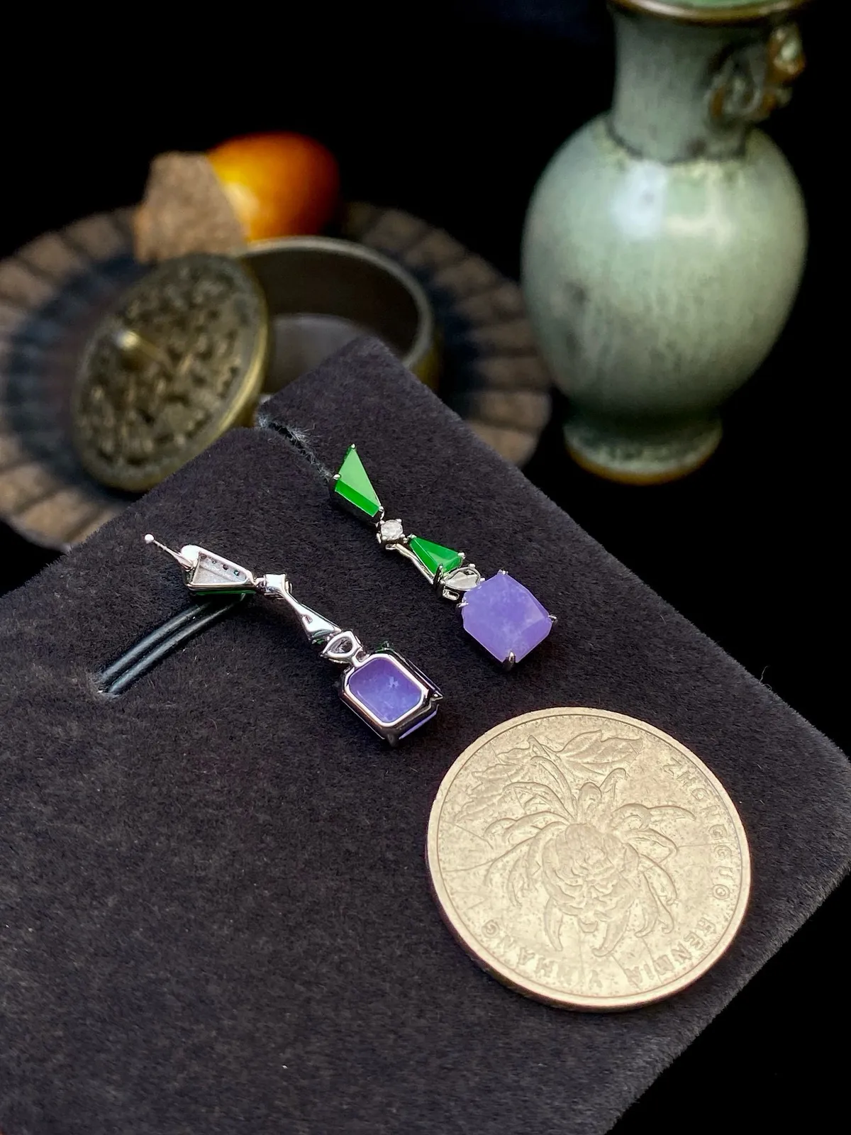 【冰种紫随形耳坠】质地细腻，色泽鲜亮，光泽度不错，18k金钻镶嵌，裸石尺寸7.7*5.9*3.7毫米