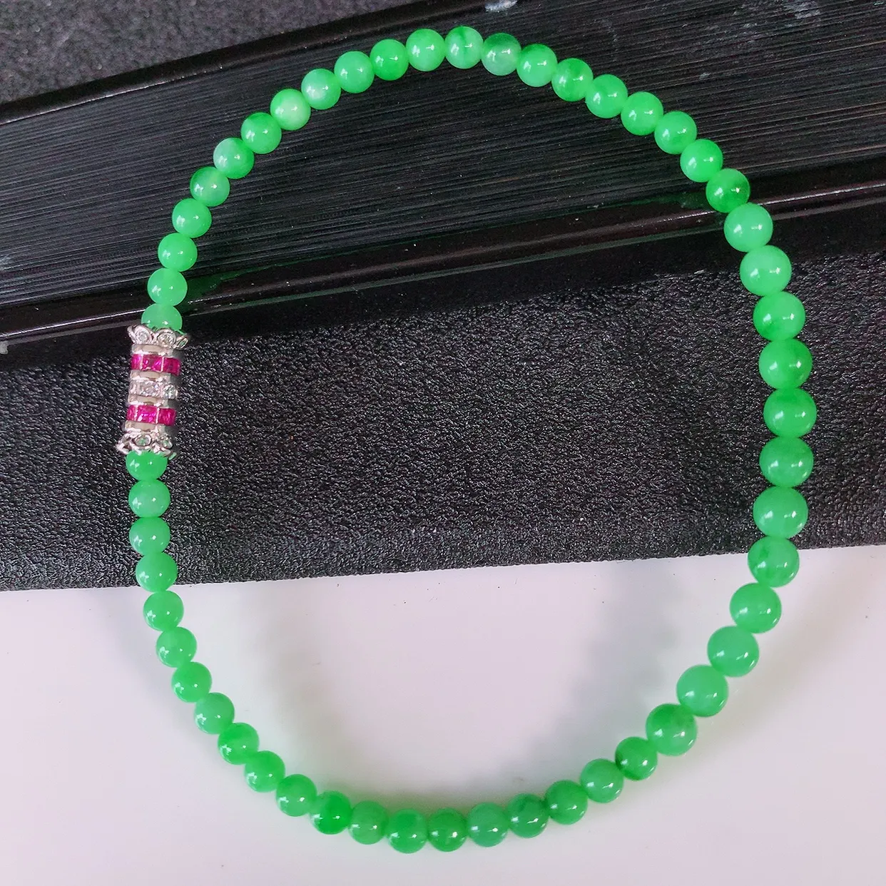 自然光实拍，冰润满绿翡翠手串手链，种老水足， 冰清玉润  颜色漂亮  #001.1取一尺寸3.9mm