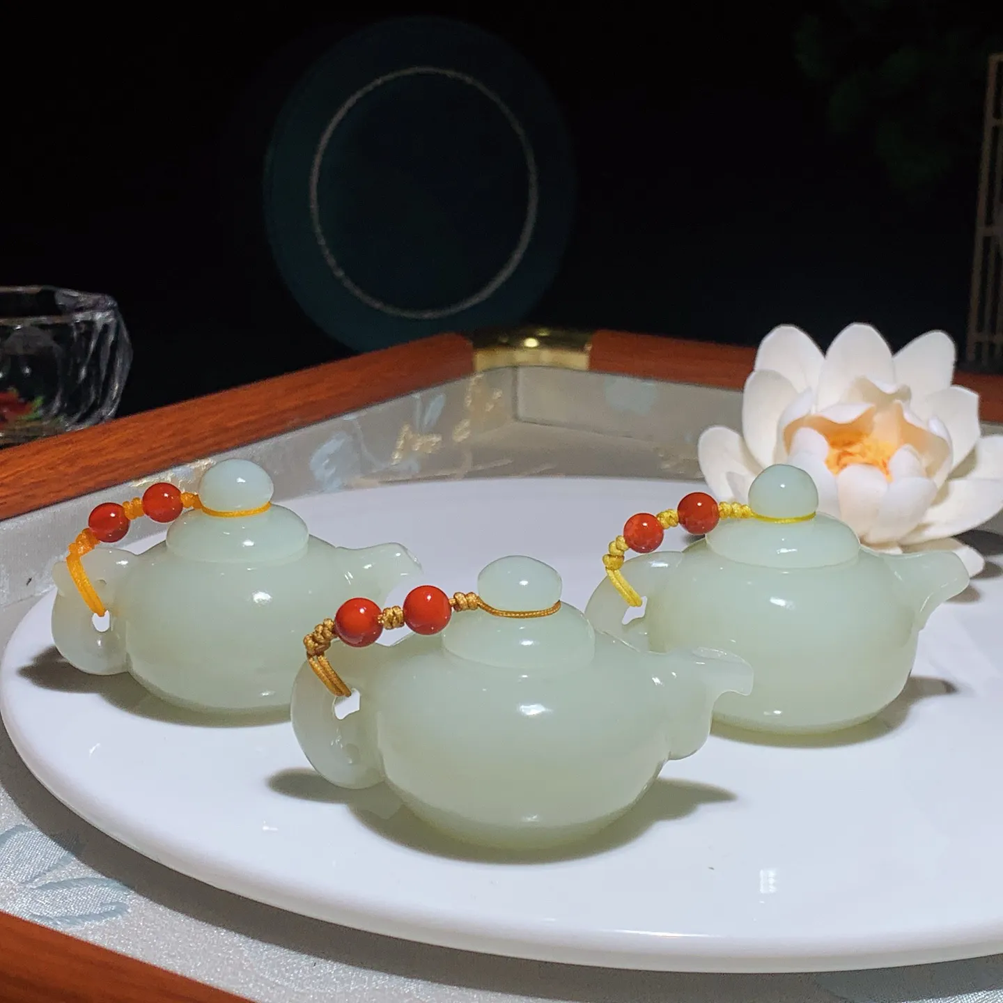 一个和田玉白玉把把壶 单个尺寸37/58/40重60.5克。玉质细腻油润。手推出油。佩戴高端典雅。l