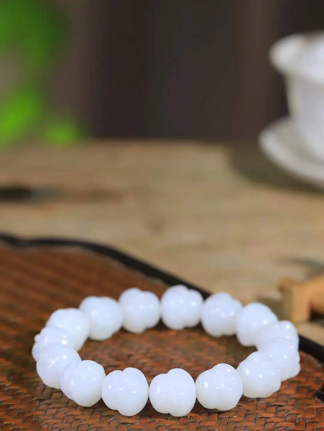 （弥勒笑佛.手串）

精品和田玉白玉弥勒佛手串，脂粉浓郁，玉质细腻温润，油性十足，颗颗精雕笑佛，笑容