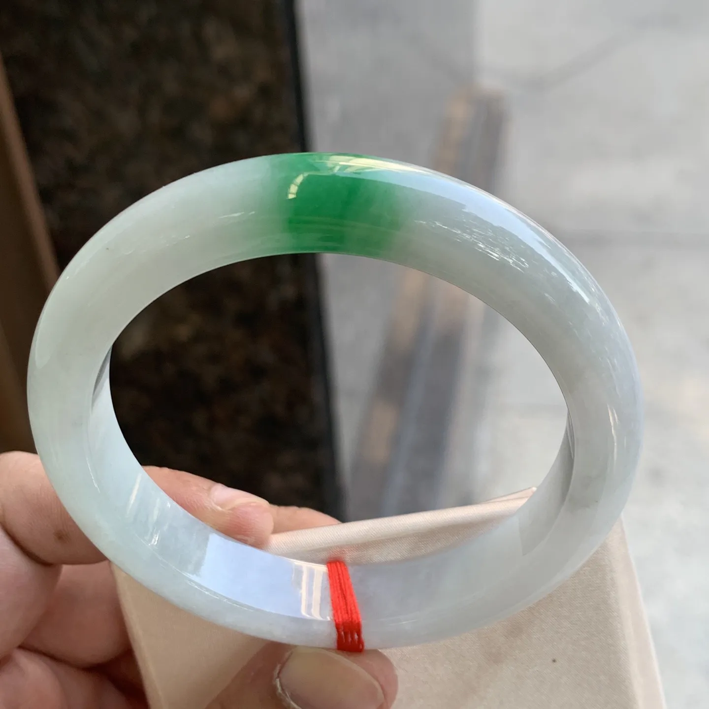 正圈冰糯翠绿 微细线 尺寸:61.1/12.1/8.8 色好 大圈口