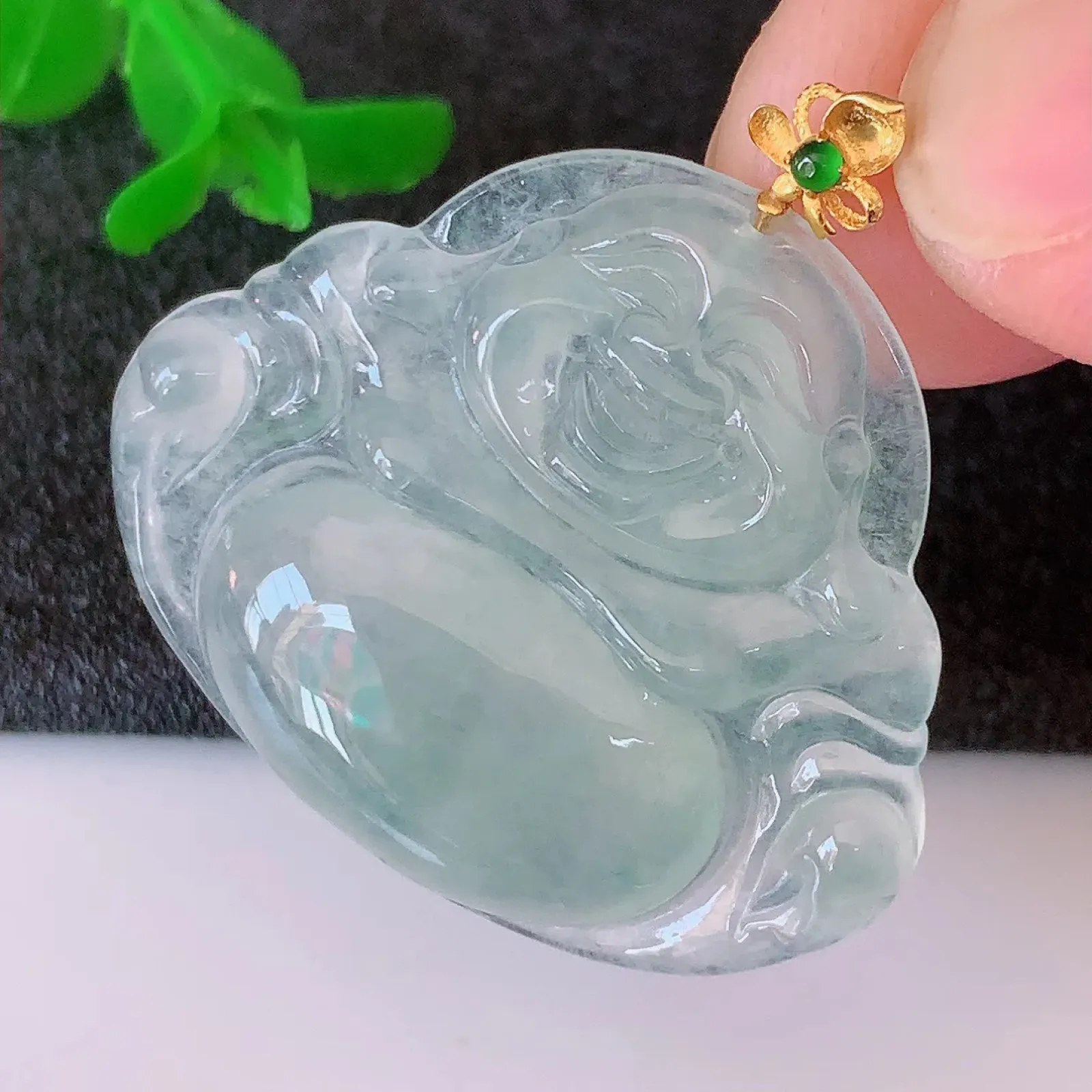 自然光实拍，18K金镶嵌翡翠佛公吊坠，冰透饱满， 佛公亦保平安，寓意有福（佛公）相伴，品相佳，配戴优雅迷人！#122.3整体31裸石31.5*26*5mm
