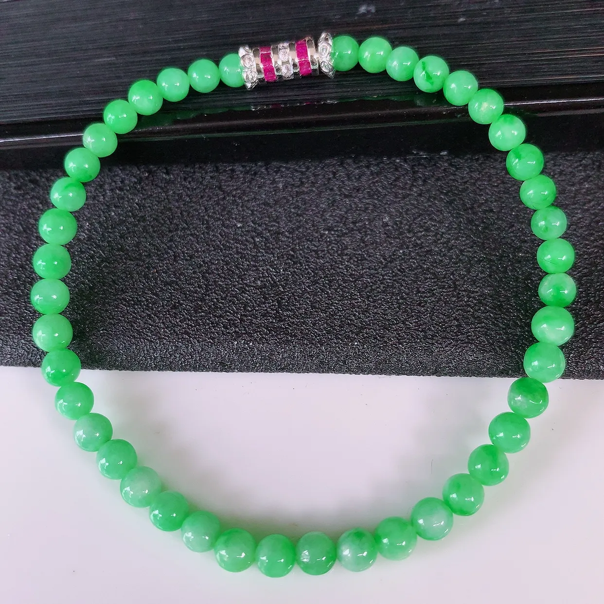 自然光实拍，冰润满绿翡翠手串手链，种老水足，冰清玉润  颜色漂亮  #002.1取一尺寸4.3mm