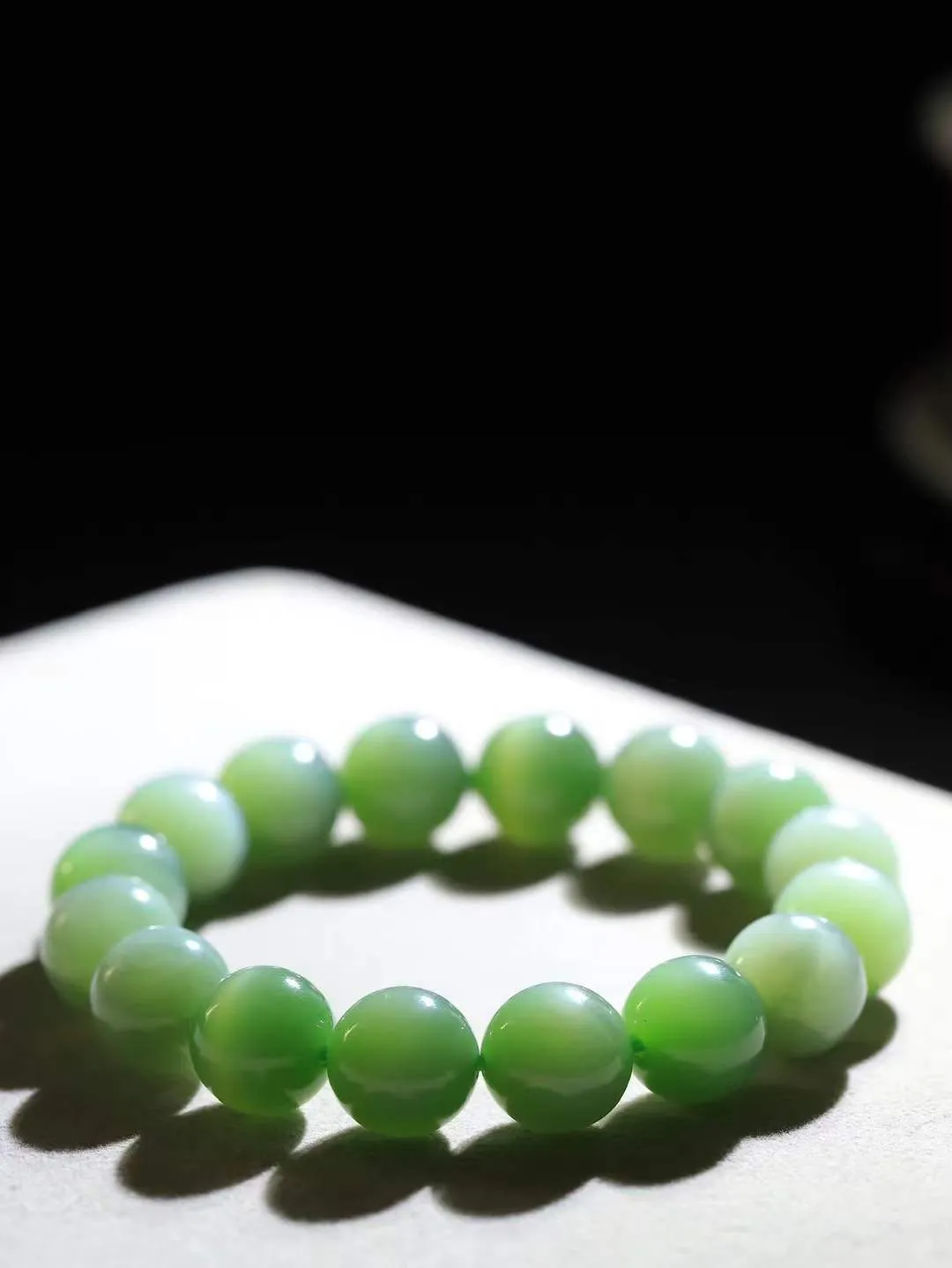 （猫眼手串）

精品和田玉碧玉猫眼圆珠手串 质地温润灵动 猫眼儿般的光中，有波光潋滟，也有梦幻清韵。行走于市井的喧嚣，相顾不言，便得清欢。重61.3克 尺寸取一13.4mmFDA-231201353