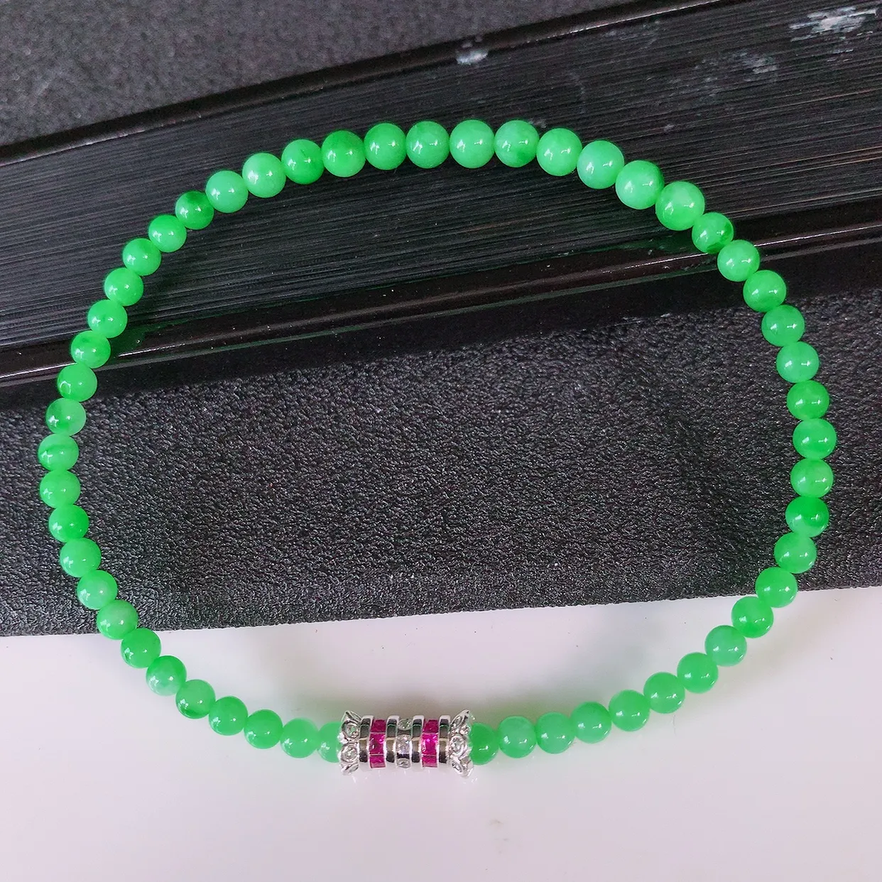 自然光实拍，冰润满绿翡翠手串手链，种老水足， 冰清玉润  颜色漂亮  #001.1取一尺寸3.9mm