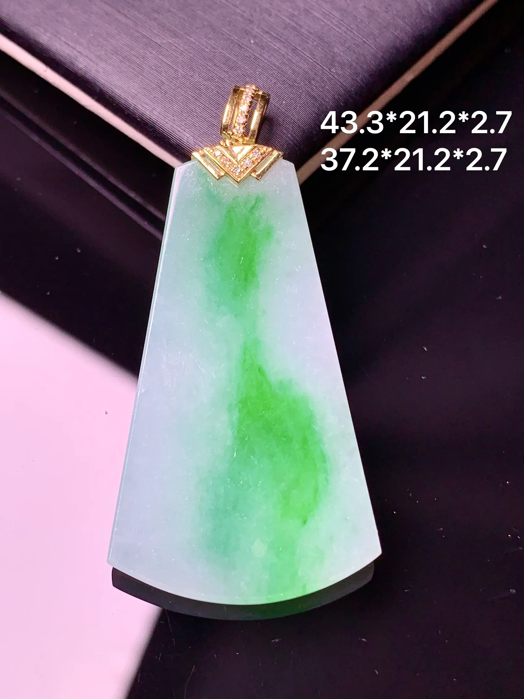 18k金飘绿无事牌吊坠 玉质细腻 水润亮眼 色泽艳丽 整体尺寸43.3*21.2*2.7