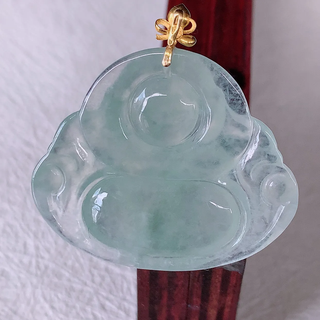 自然光实拍，18K金镶嵌翡翠佛公吊坠，冰透饱满， 佛公亦保平安，寓意有福（佛公）相伴，品相佳，配戴优雅迷人！#122.3整体31裸石31.5*26*5mm