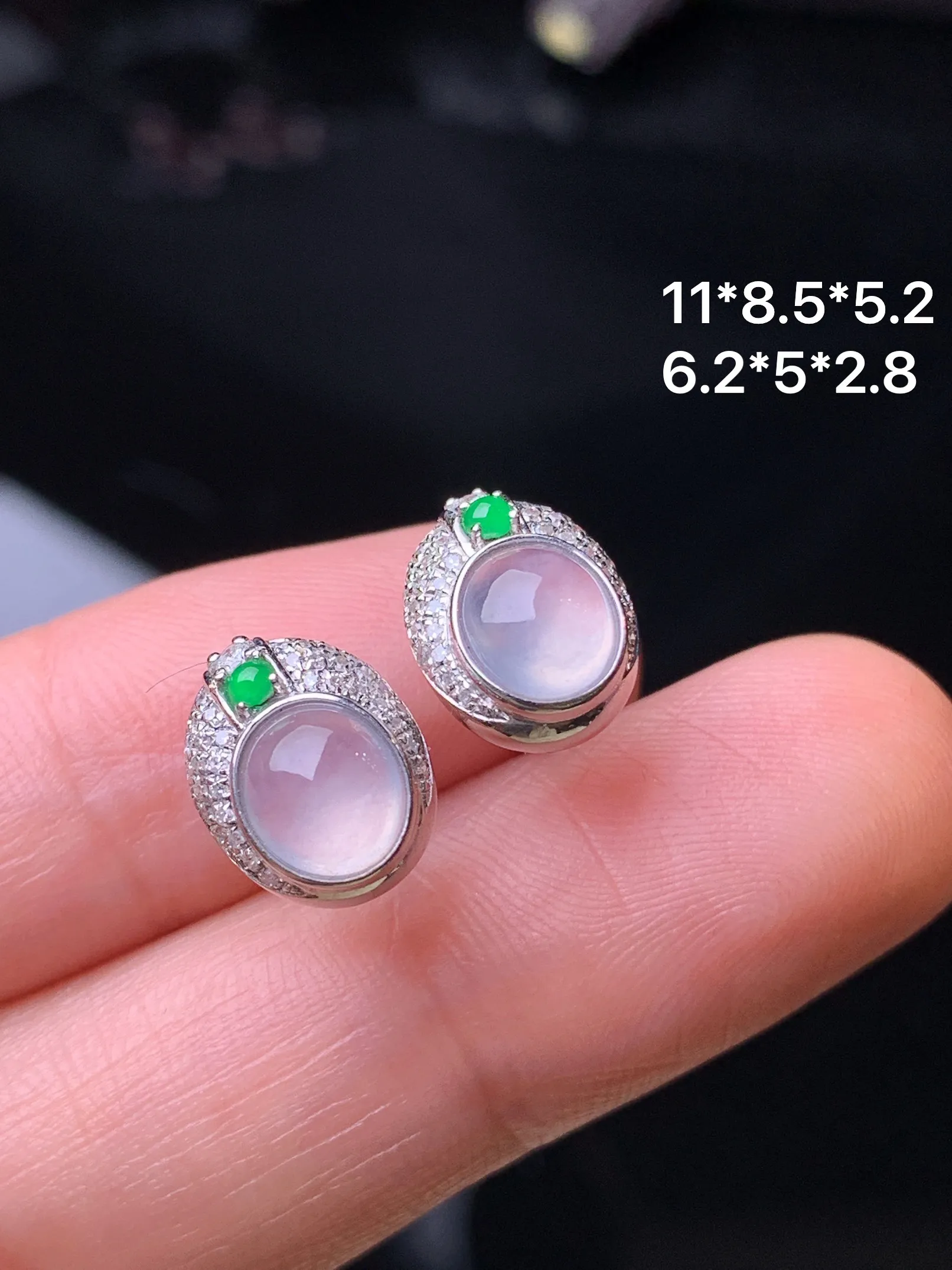 18k金钻镶嵌冰种蛋面耳钉 玉质细腻 水润亮眼 色泽艳丽 整体尺寸11*8.5*5.2