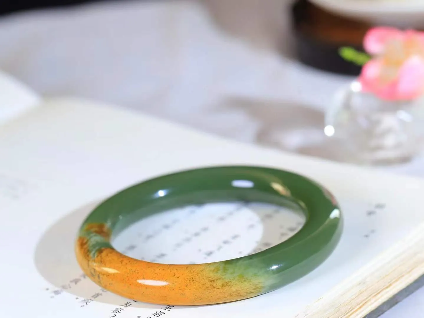 【暖玉生香·手镯】

收藏级和田玉沙枣青手镯，质地油润细腻，色泽高贵典雅，镯型古朴典雅。在诗情画意