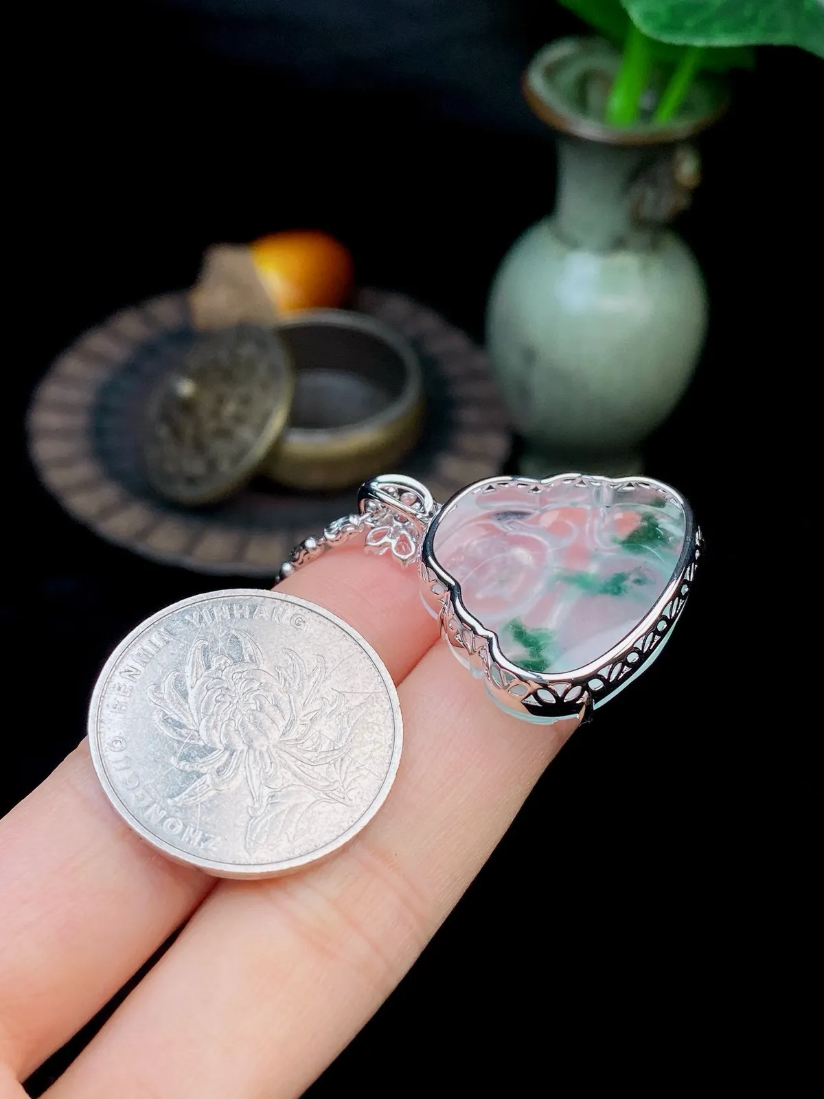 【冰种飘花佛公吊坠】种水上乘，晶莹剔透，纯净通透，莹光感很强，18k金钻镶嵌，裸石尺寸22.4*26*5毫米