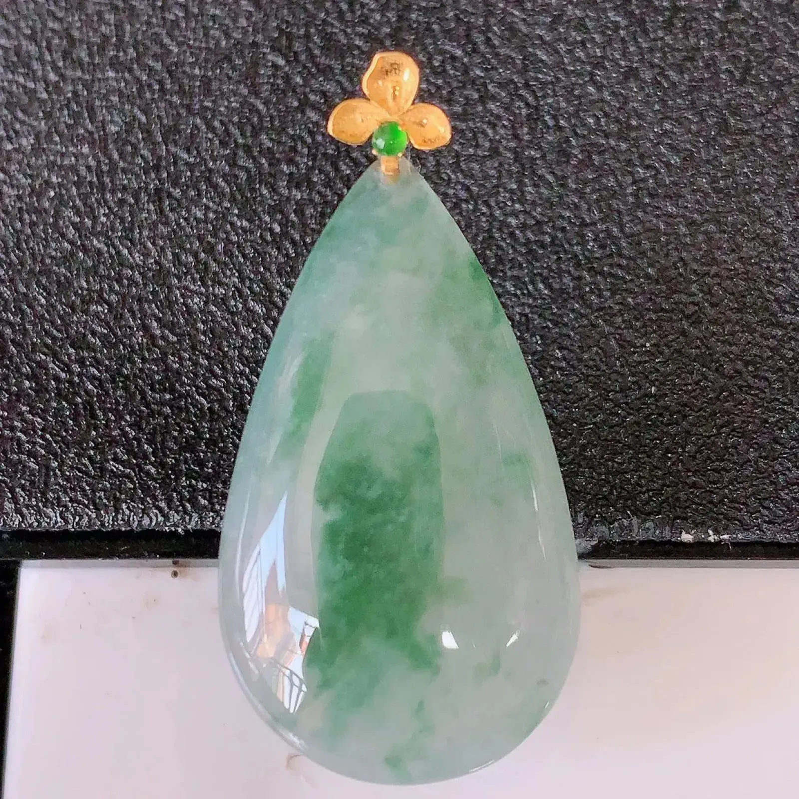 18k金镶嵌冰种飘花翡翠水滴吊坠  款式新颖，佩戴效果时尚出众，尽显气质，水润精细，美感十足。#12