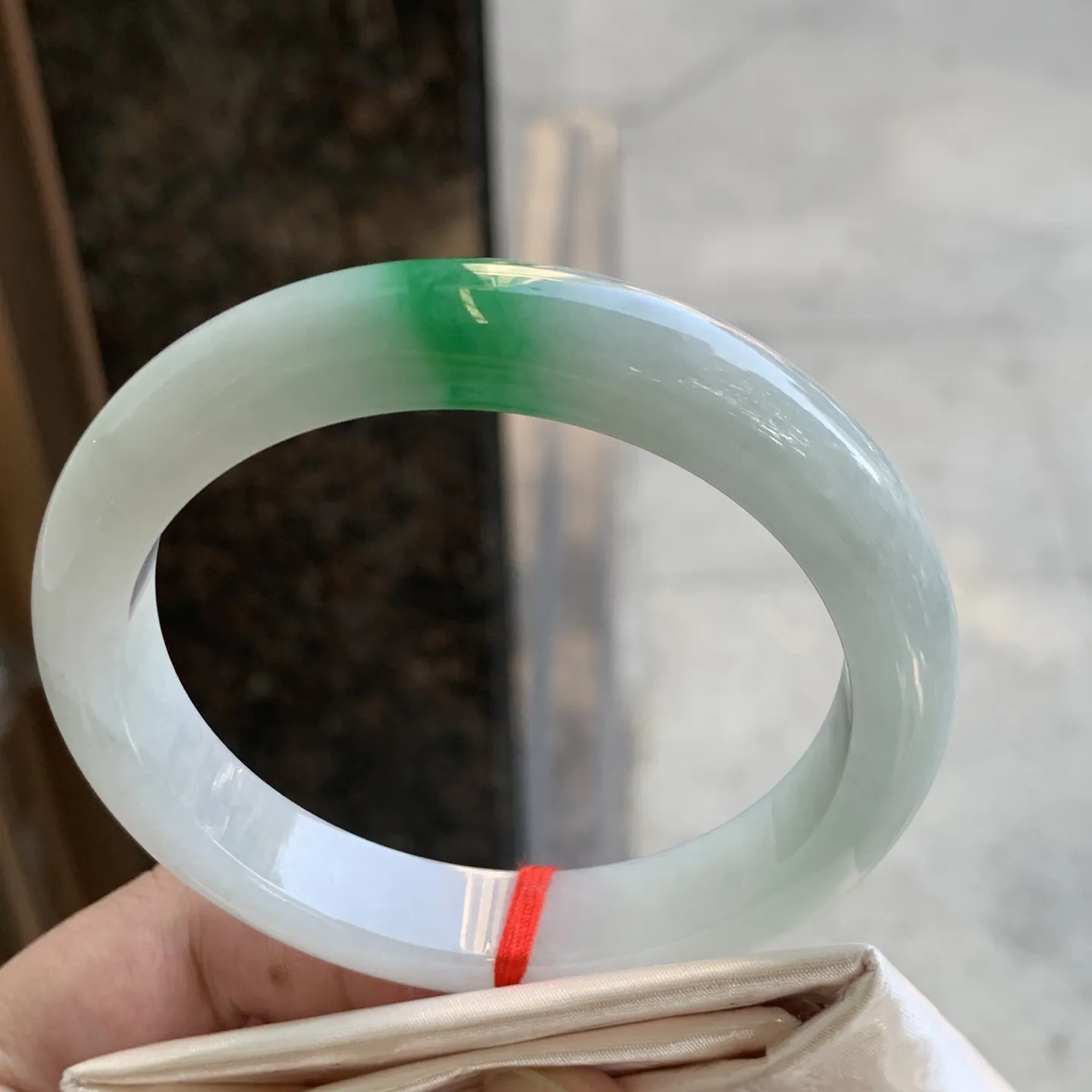 正圈冰糯翠绿 微细线 尺寸:61.1/12.1/8.8 色好 大圈口