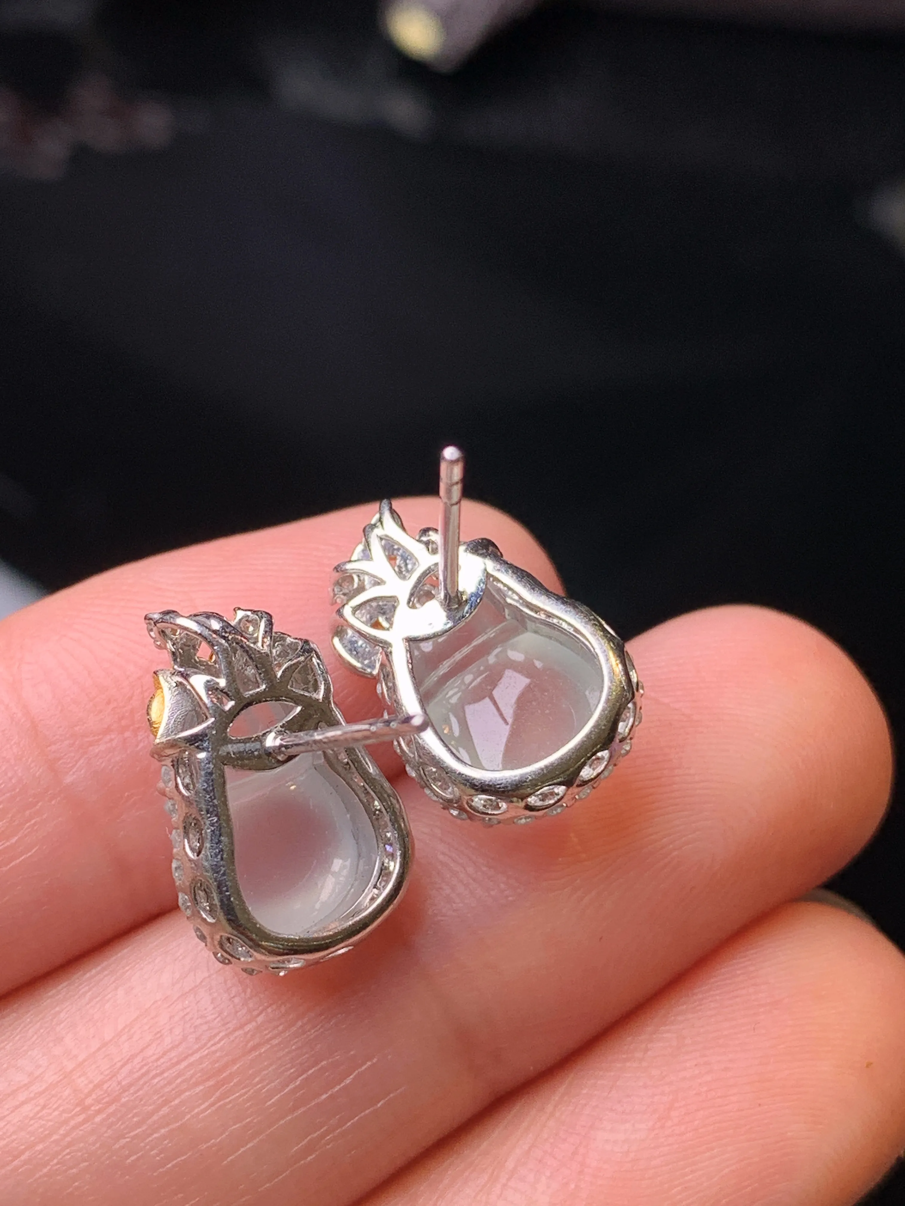 18k金钻镶嵌冰种钱袋耳钉 玉质细腻 水润亮眼 色泽艳丽 整体尺寸15.5*10*7.5