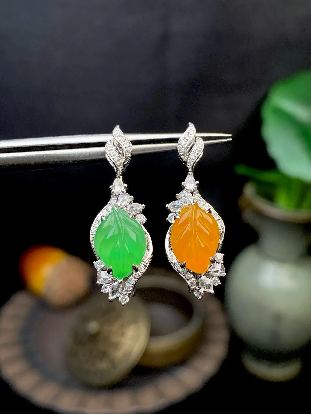 【冰种黄翡满绿树叶耳坠】，金枝玉叶，质地细润，起刚起荧光，18K金钻镶嵌，裸石尺寸8.8*6*3毫米