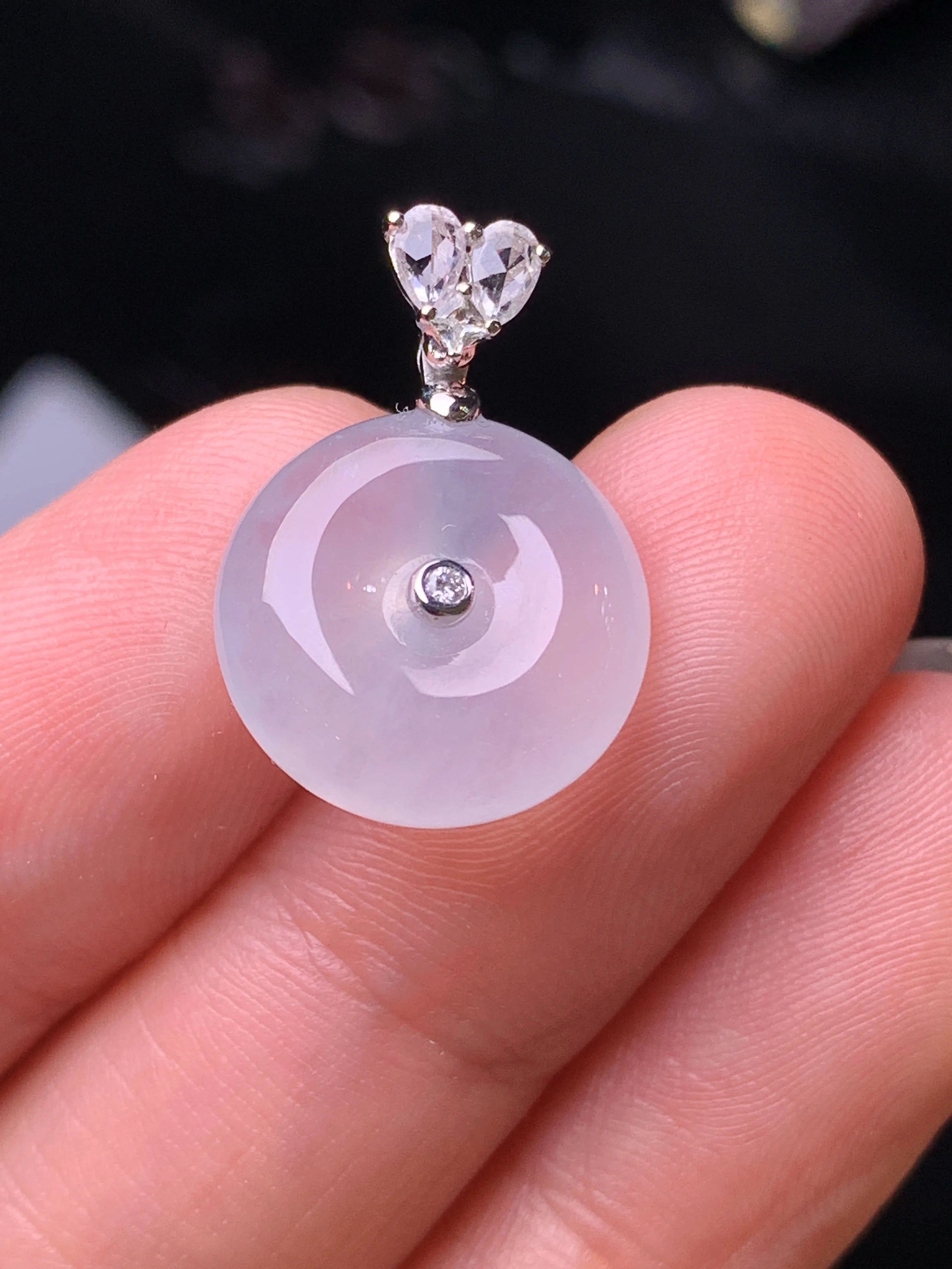 18k金钻白蓝宝镶嵌冰种平安扣吊坠 玉质细腻 水润亮眼 色泽艳丽 整体尺寸20*13.7*5.5