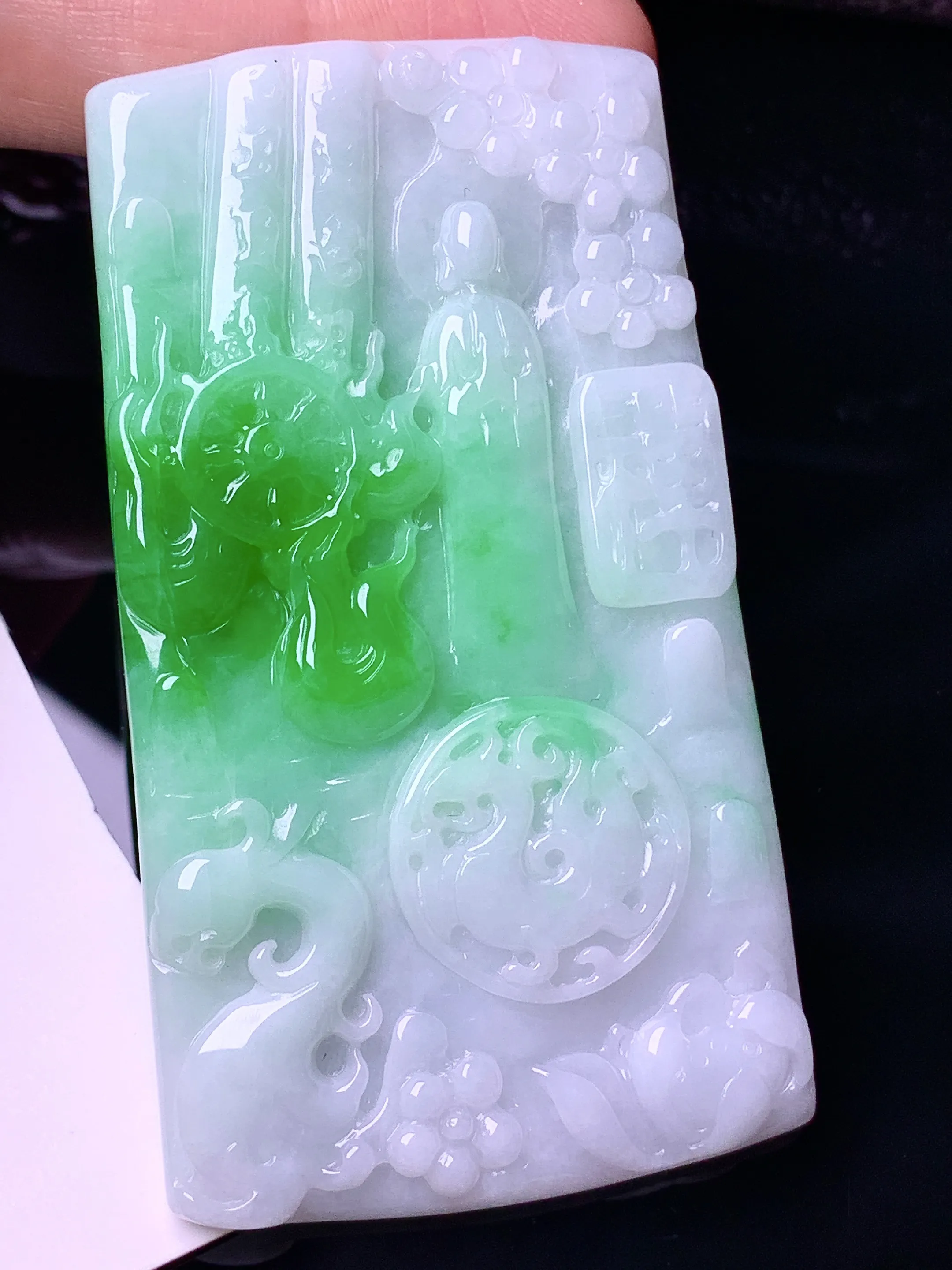 飘绿悟道吊坠 玉质细腻 水润亮眼 色泽艳丽 整体尺寸69*38.7*4.8