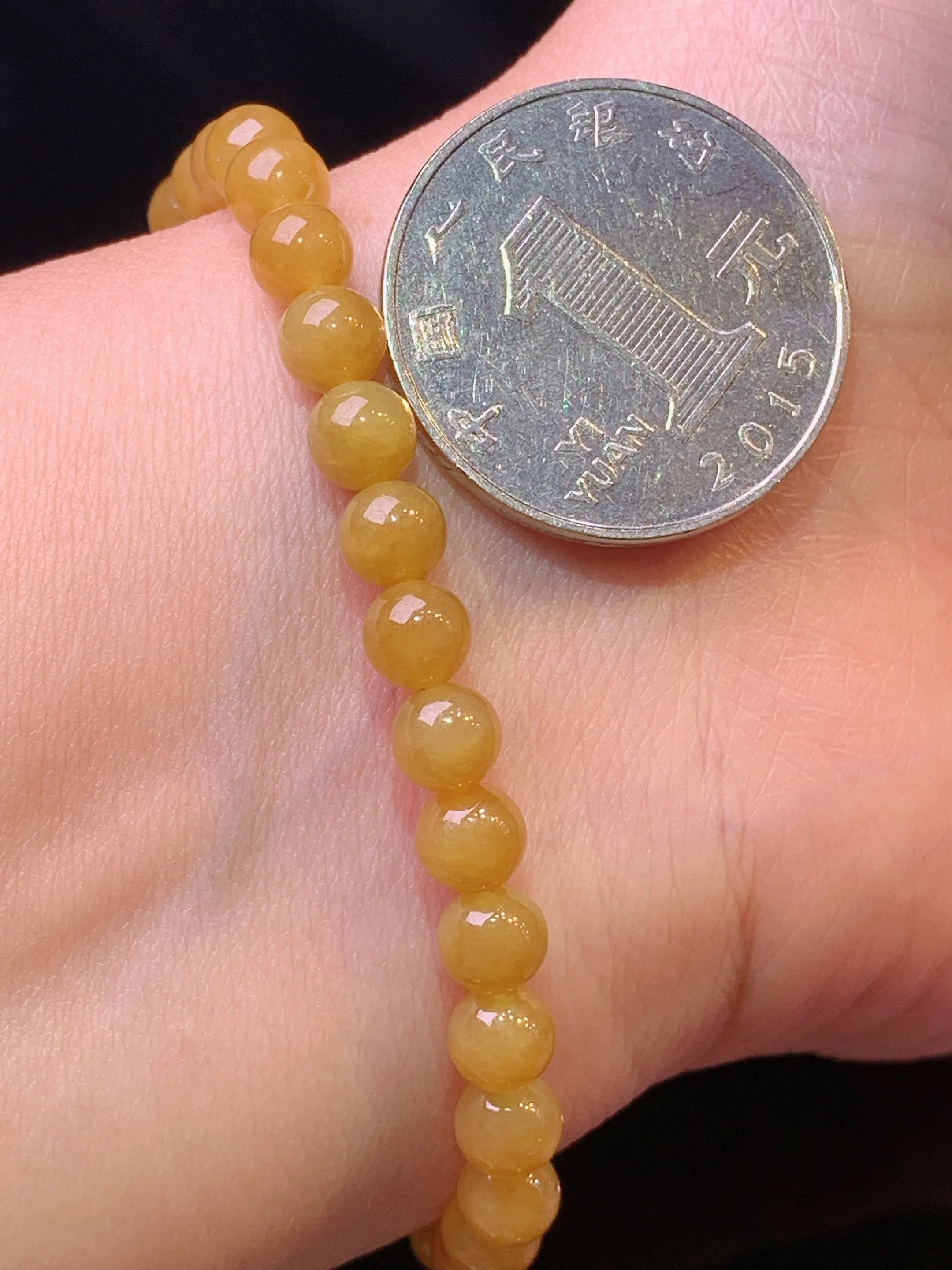 黄翡圆珠手链 玉质细腻 水润亮眼 色泽艳丽 整体尺寸5.3