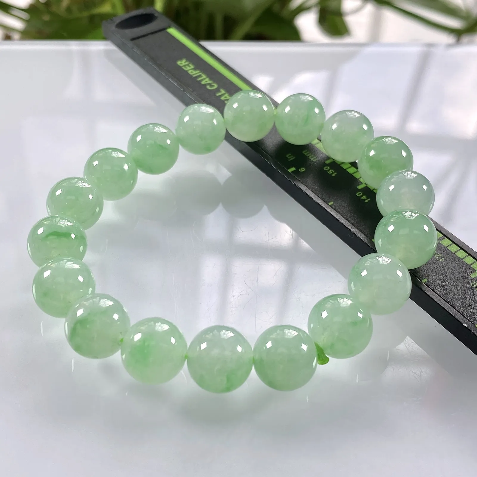 缅甸天然翡翠A货，冰种起光起胶晴底飘绿圆珠手串手链，尺寸：11mm/18颗，重量：42.21g