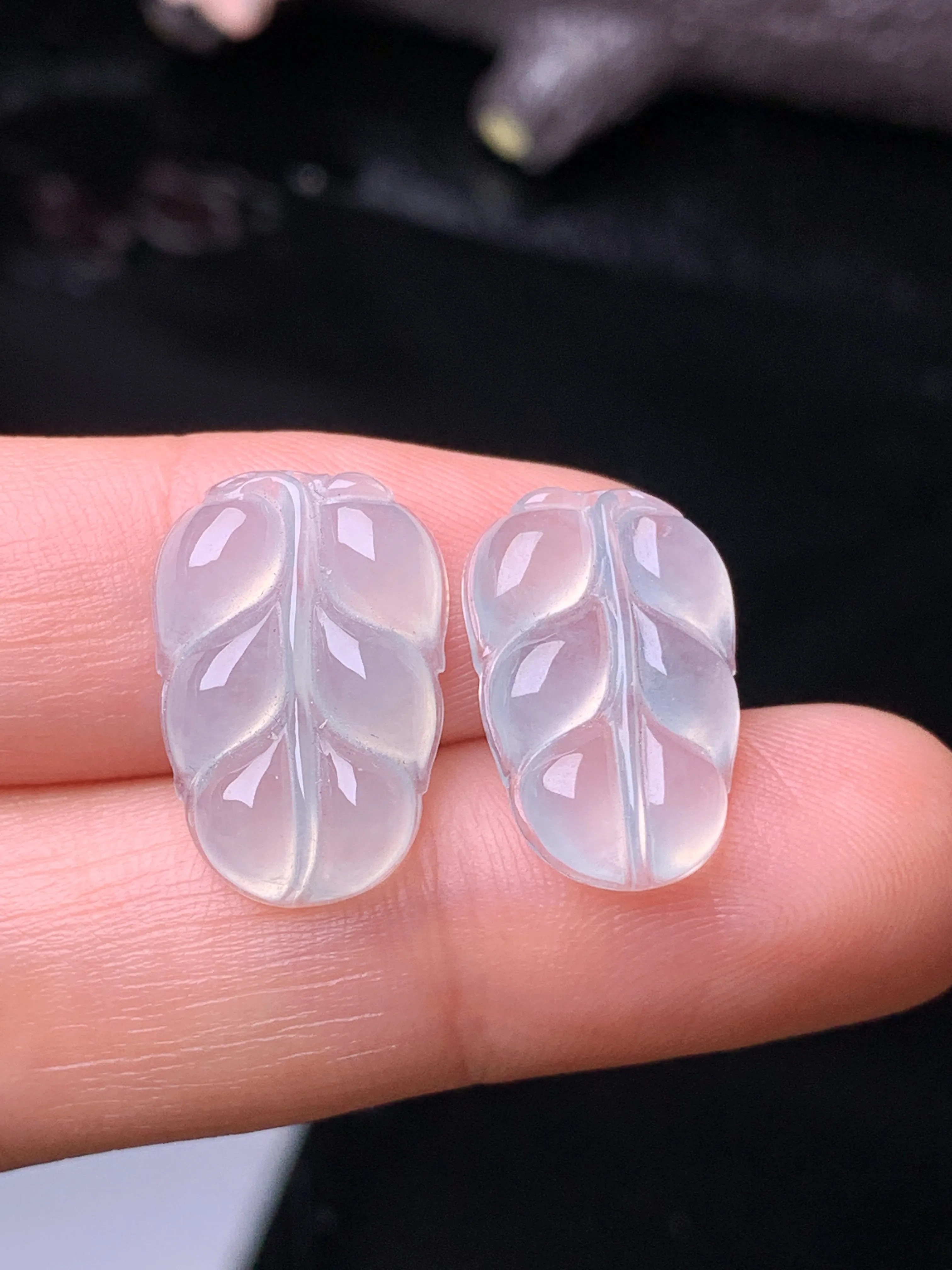 冰种树叶一对 玉质细腻 水润亮眼 色泽艳丽 整体尺寸17.6*12*3.8