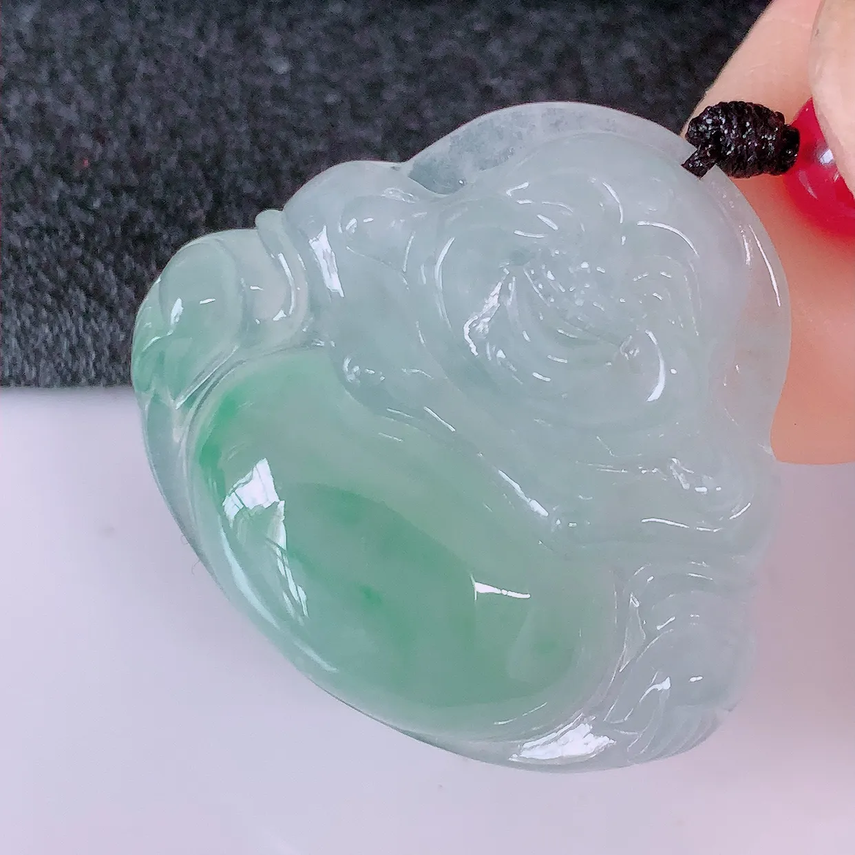 自然光实拍，冰种飘花翡翠佛公吊坠，笑口常开，佛公在心中，一生平安幸福，冰透，佛公翠色迷人，佩戴佳品！#123.3尺寸28.2*25.8*6.2mm