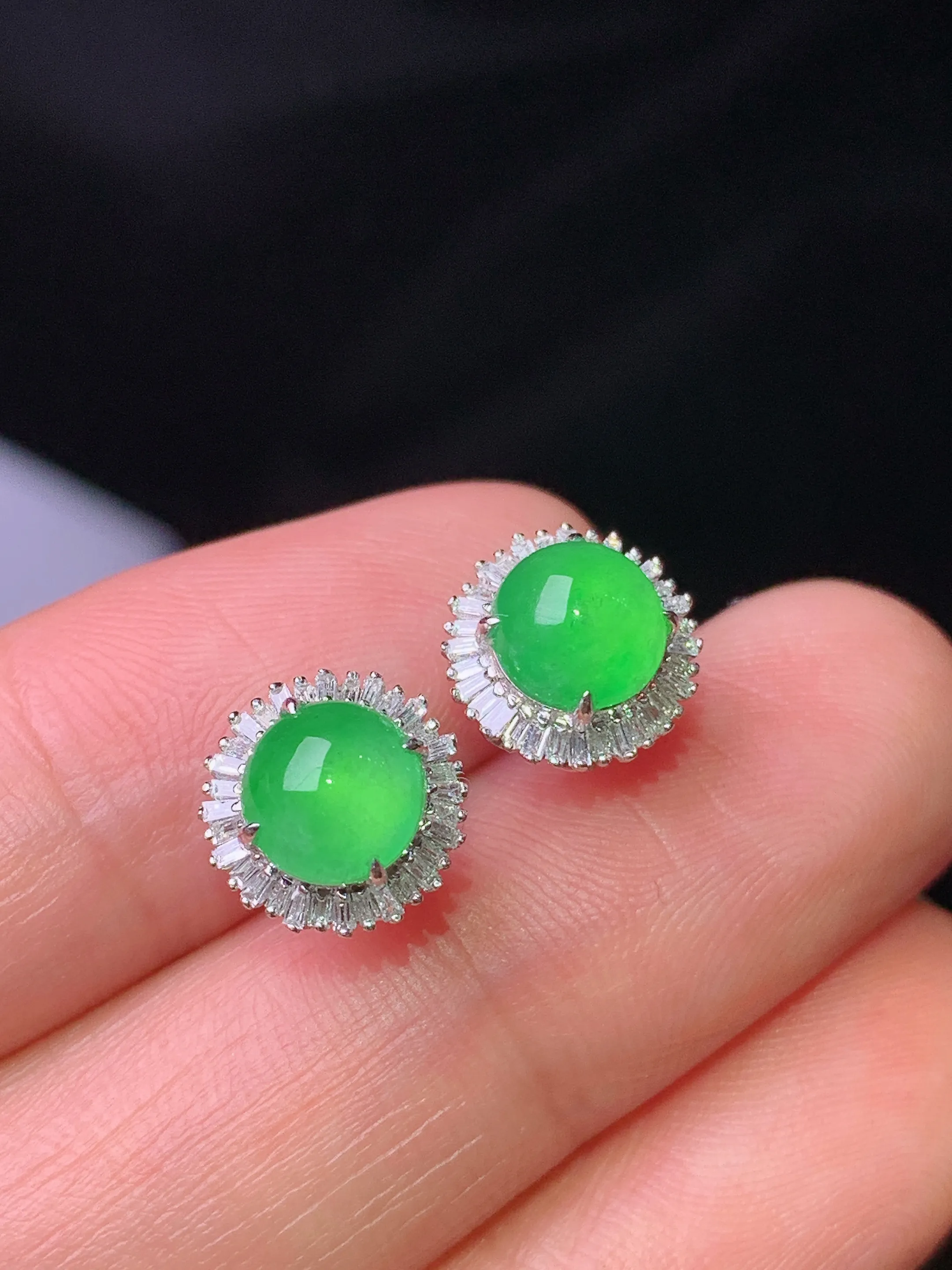 18k金钻镶嵌满绿蛋面耳钉 玉质细腻 水润亮眼 色泽艳丽 整体尺寸9.5*7.5