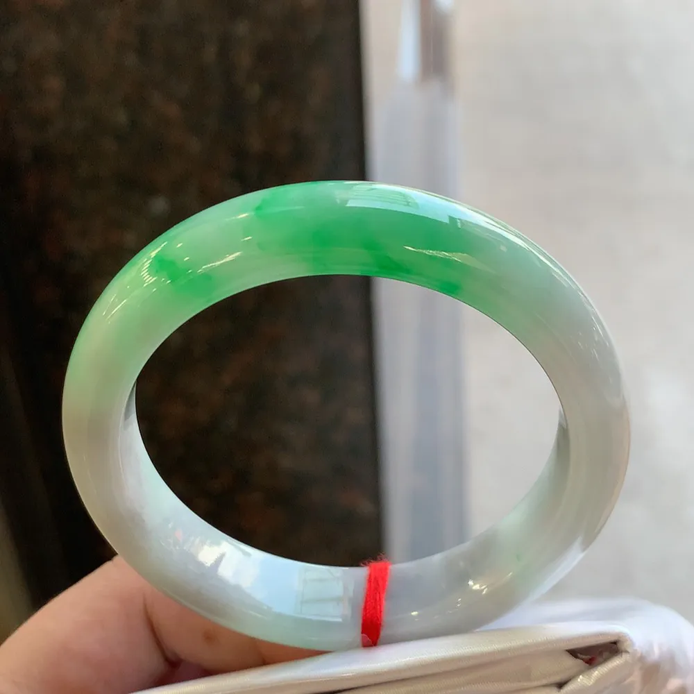 正圈冰糯阳绿 无瑕 尺寸:55.7/12.3/8.4 色好