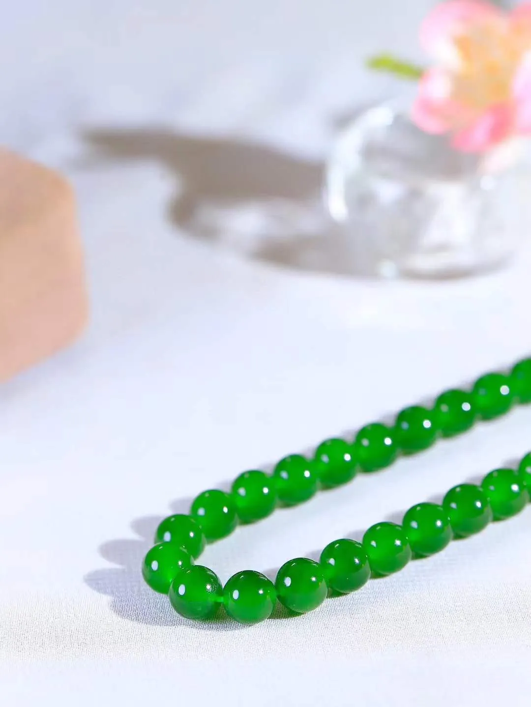 【珠圆玉润.项链】

收藏级臻品️和田玉碧玉珠圆玉润项链 玉质温润细腻  整串打磨圆润，佩戴舒适。珠珠落玉盘，间关莺语花底滑，一生美好时光，无论身在何处，都有它相伴相守。事事顺遂，幸福美满，吉祥如意。重87.8克 尺寸取一8mm  791251378A