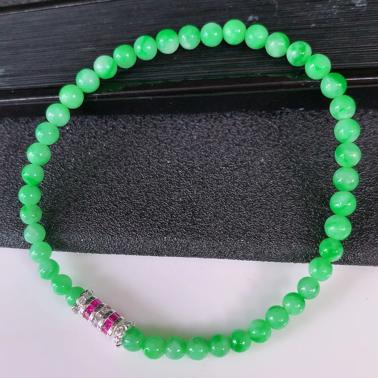 自然光实拍，冰润满绿翡翠手串手链，种老水足，冰清玉润  颜色漂亮  #002.1取一尺寸4.3mm