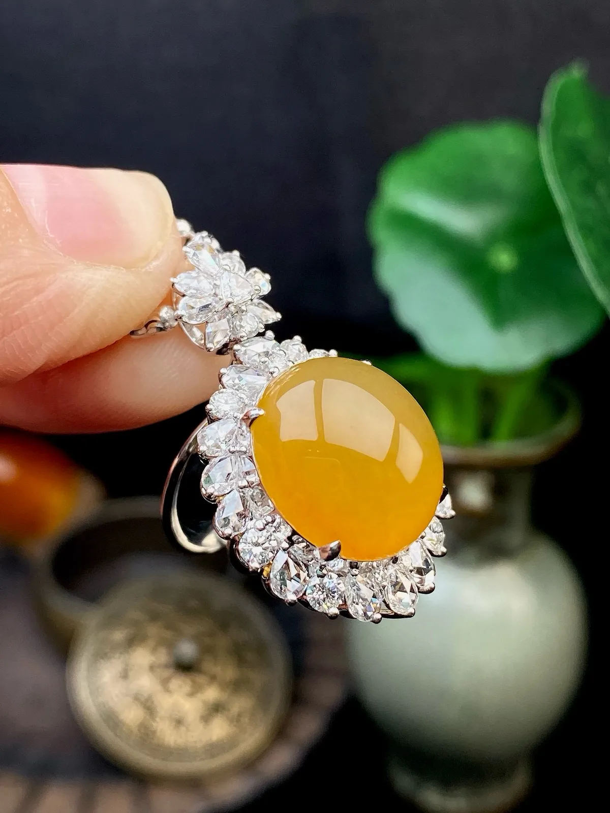 【冰种黄翡蛋面吊坠】质地细腻，冰润透亮，光泽出众，冰感十足，18k金古法镶嵌，裸石尺寸14*12.8*6.2毫米