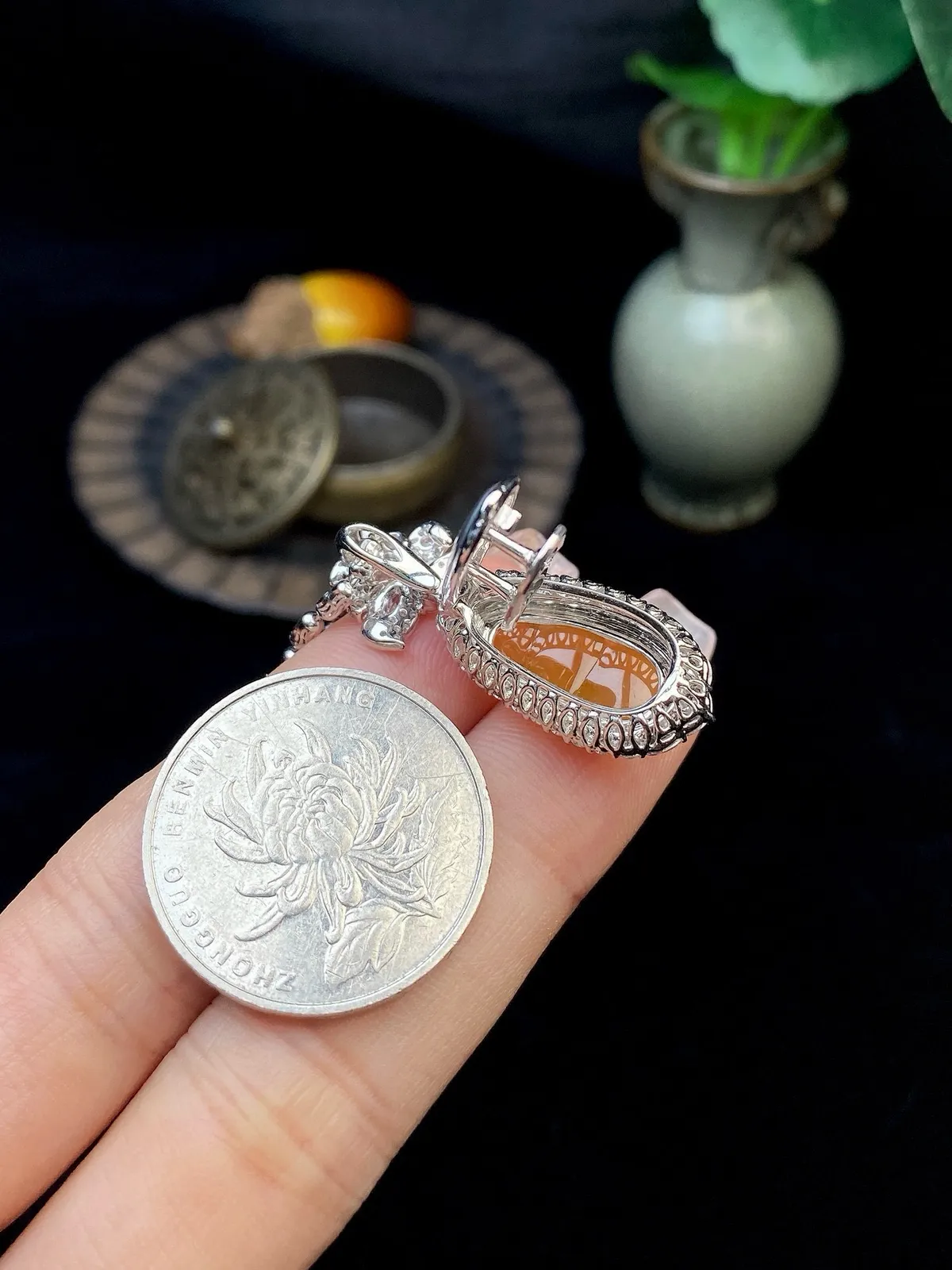 【冰种黄翡福豆镶嵌吊坠】质地细腻，冰感十足，晶莹透亮，18K金钻镶嵌，裸石尺寸17.5*9.2*4.1毫米