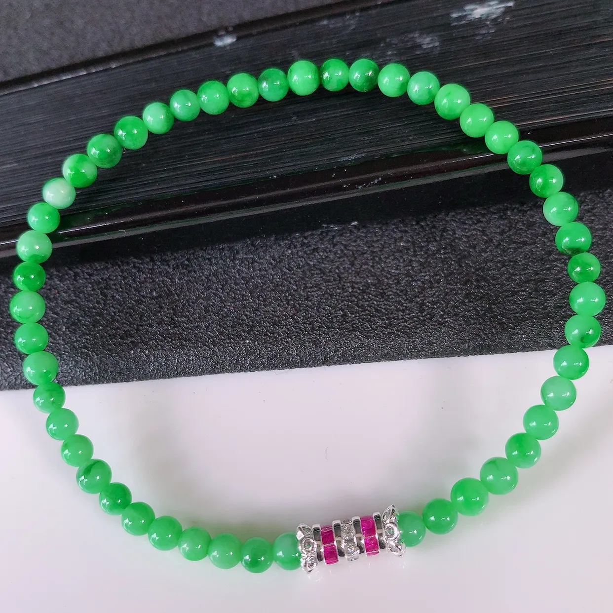 自然光实拍，冰润满绿翡翠手串手链，种老水足，冰清玉润  颜色漂亮  #003.1取一尺寸3.9mm