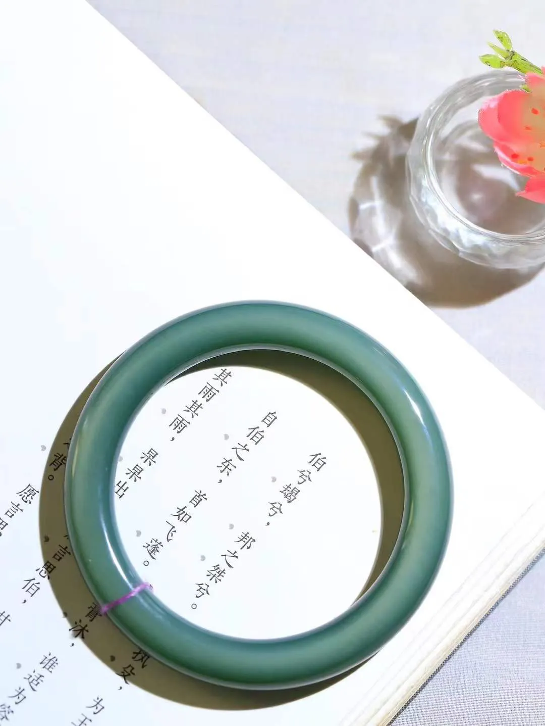 【碧色荡漾·手镯】

收藏级臻品️和田玉碧玉猫眼手镯，玉质细腻温润，手感舒适，️线条流畅，简约大气，美自天成，佩戴于腕间，婉约之美，举手投足间透出那份低调奢华，醉人心扉。重43.14克 内径圈口54.5mm尺寸8.9-9.7mm FDL-771201332