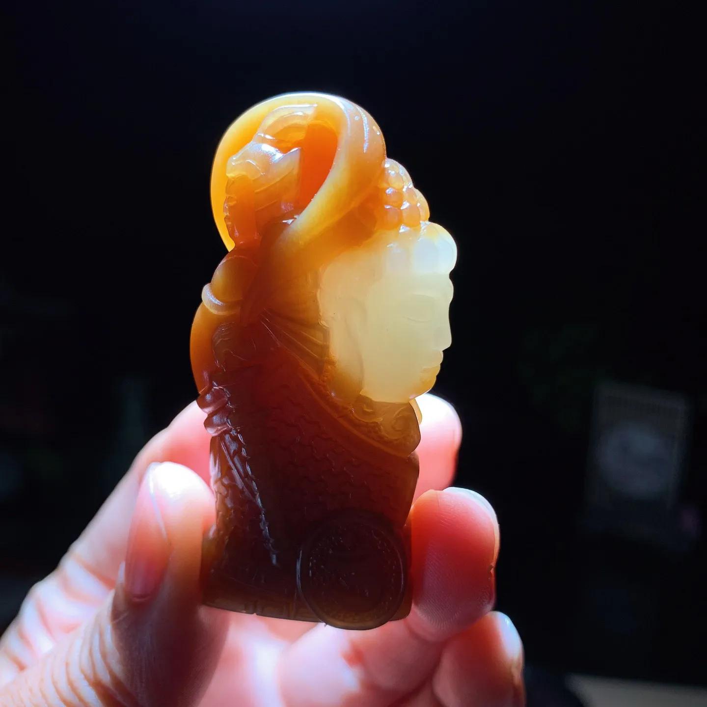 新疆和田玉且末糖韦驮菩萨牌子挂件。尺寸57/28/13重36.7克。佛教艺术和民间信仰中，将武将形象与观音头像结合的寓意可能涉及护法与慈悲的象征 玉质细腻油润。手推出油。lt251211