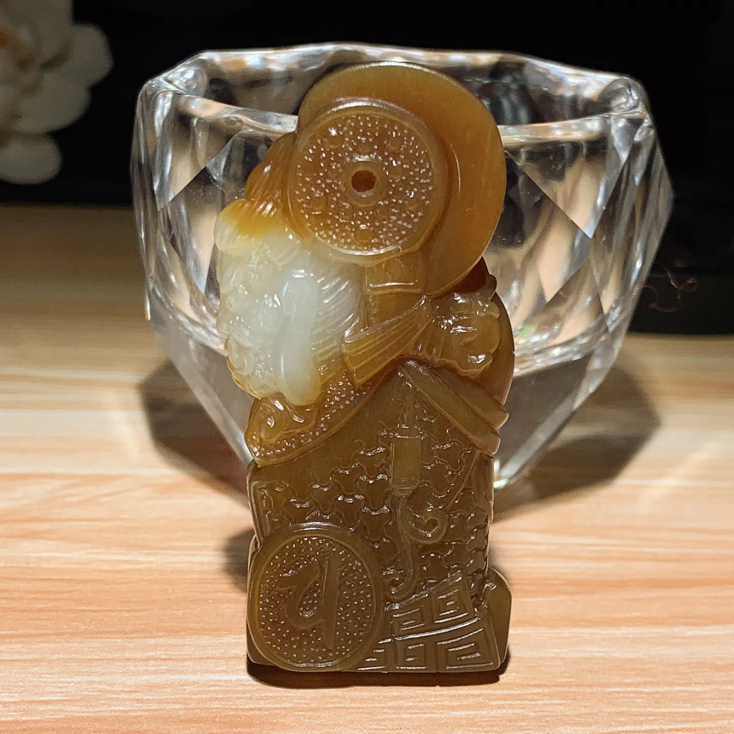 新疆和田玉且末糖韦驮菩萨牌子挂件。尺寸57/28/13重36.7克。佛教艺术和民间信仰中，将武将形象与观音头像结合的寓意可能涉及护法与慈悲的象征 玉质细腻油润。手推出油。lt251211