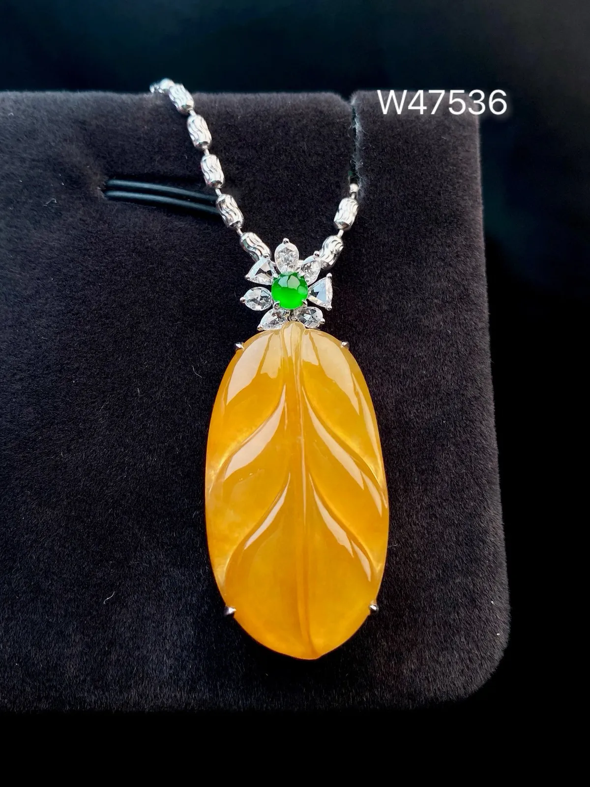 【冰种黄翡叶子】金枝玉叶，质地细腻，冰润透亮，光泽出众，18k金钻镶嵌，裸石尺寸29.2*16.4*