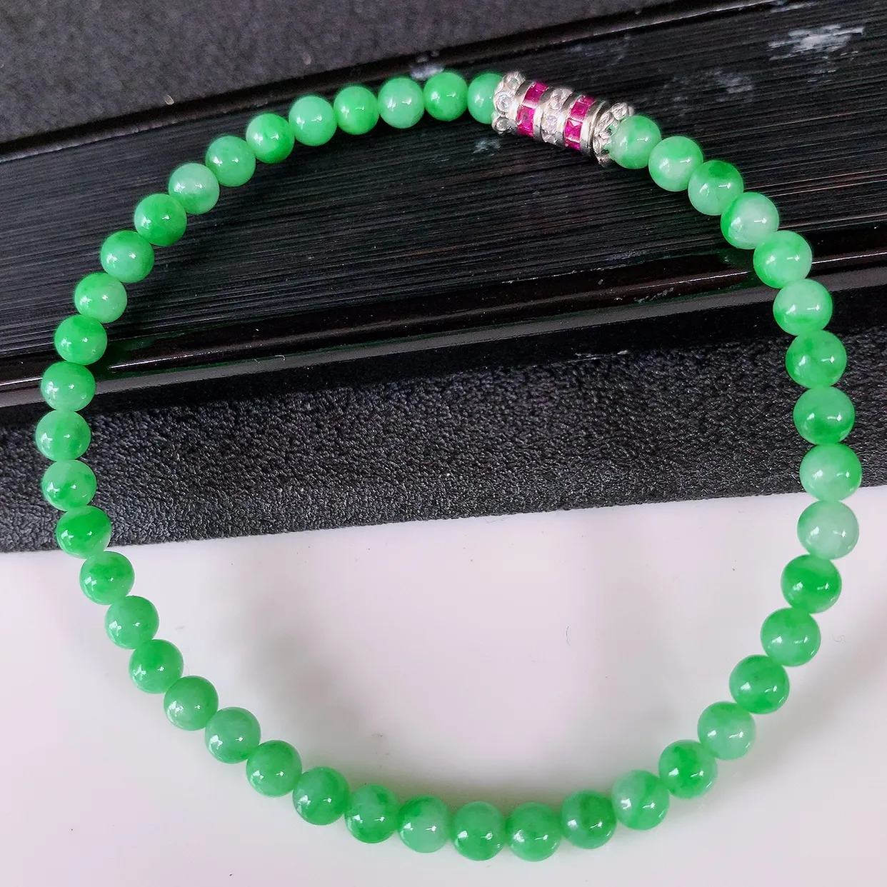 自然光实拍，冰润满绿翡翠手串手链，种老水足，冰清玉润  颜色漂亮  #004.1取一尺寸4.mm