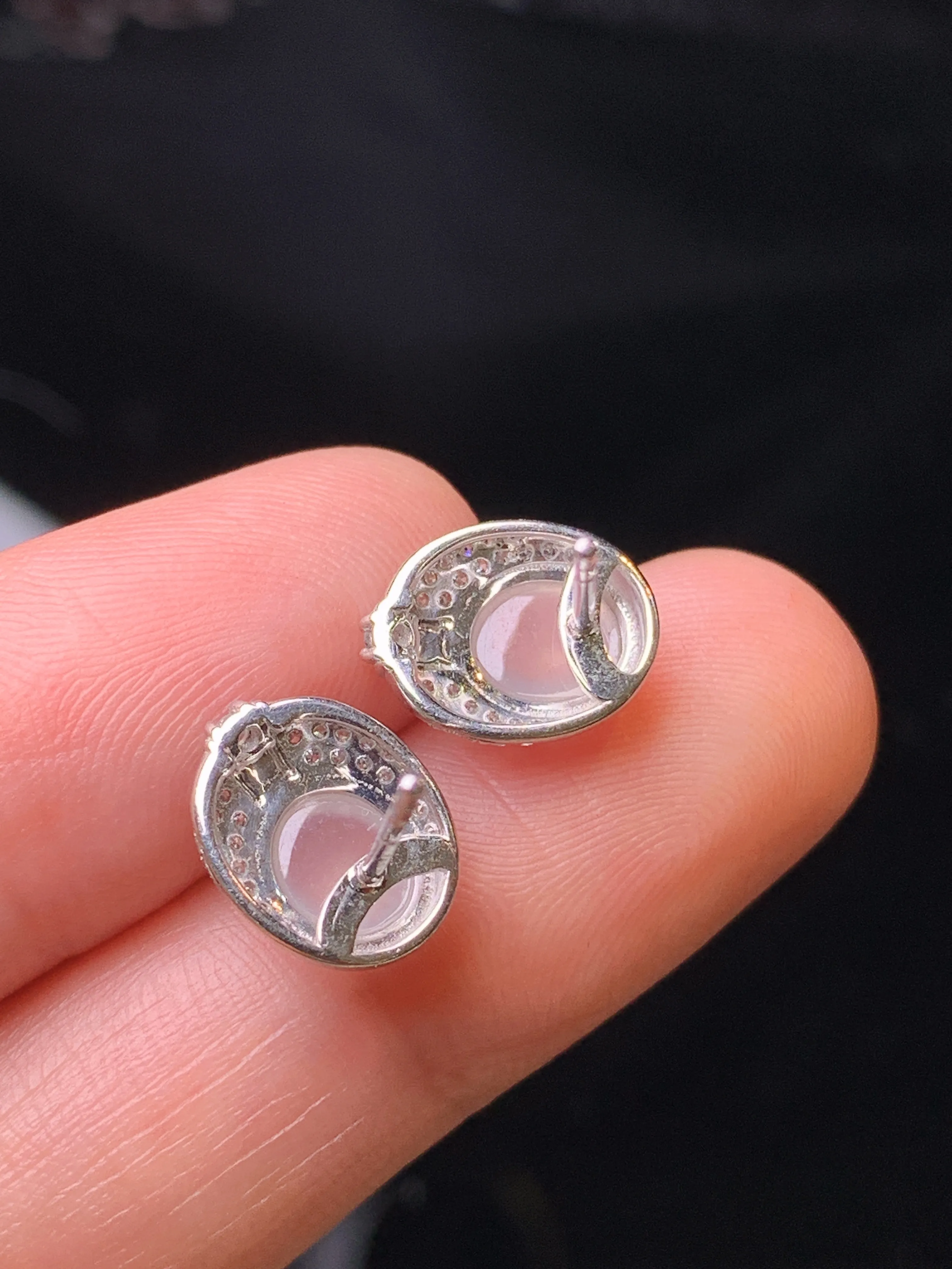 18k金钻镶嵌冰种蛋面耳钉 玉质细腻 水润亮眼 色泽艳丽 整体尺寸11*8.5*5.2