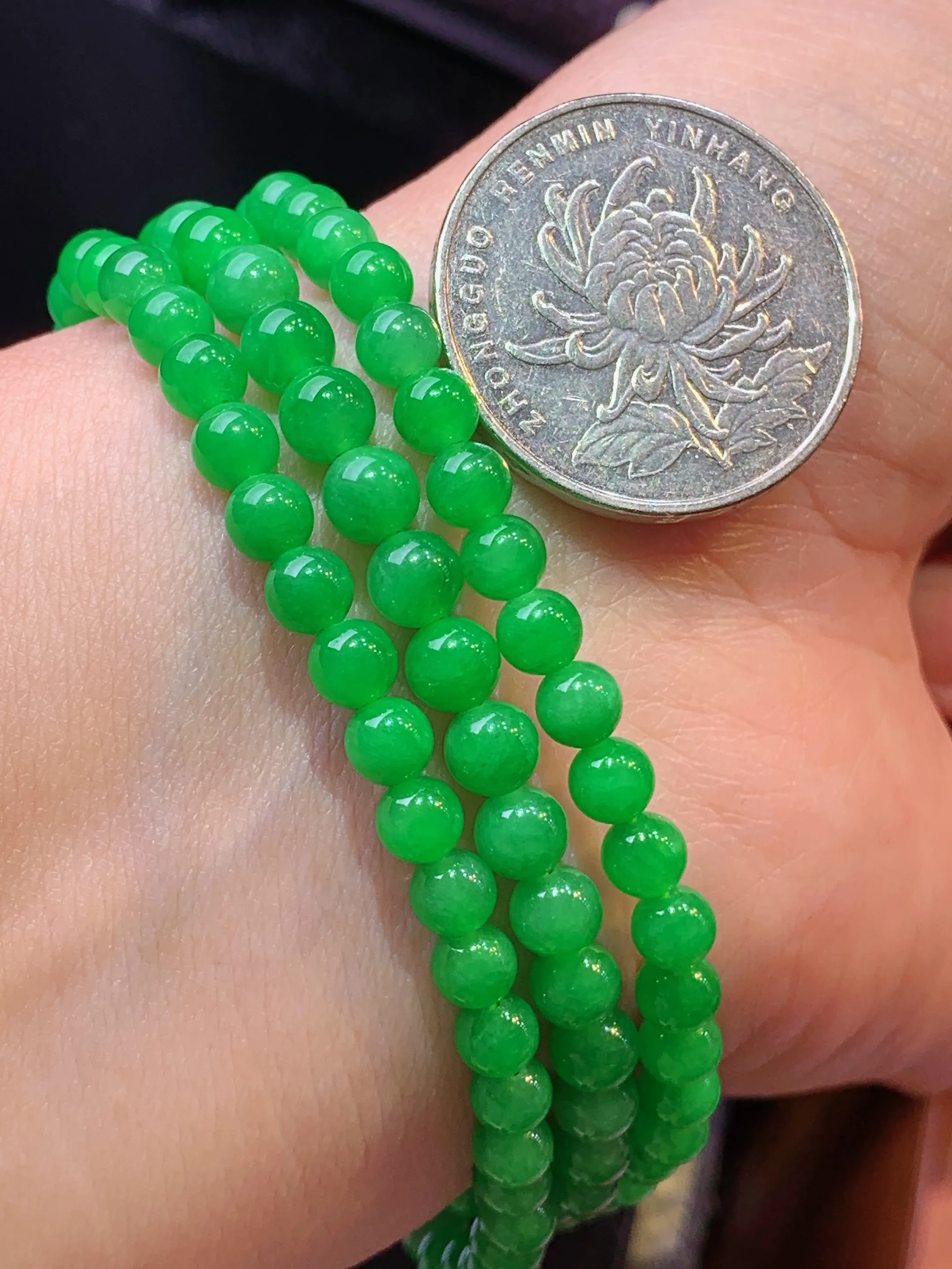 满绿圆珠项链 玉质细腻 水润亮眼 色泽艳丽 整体尺寸4.6