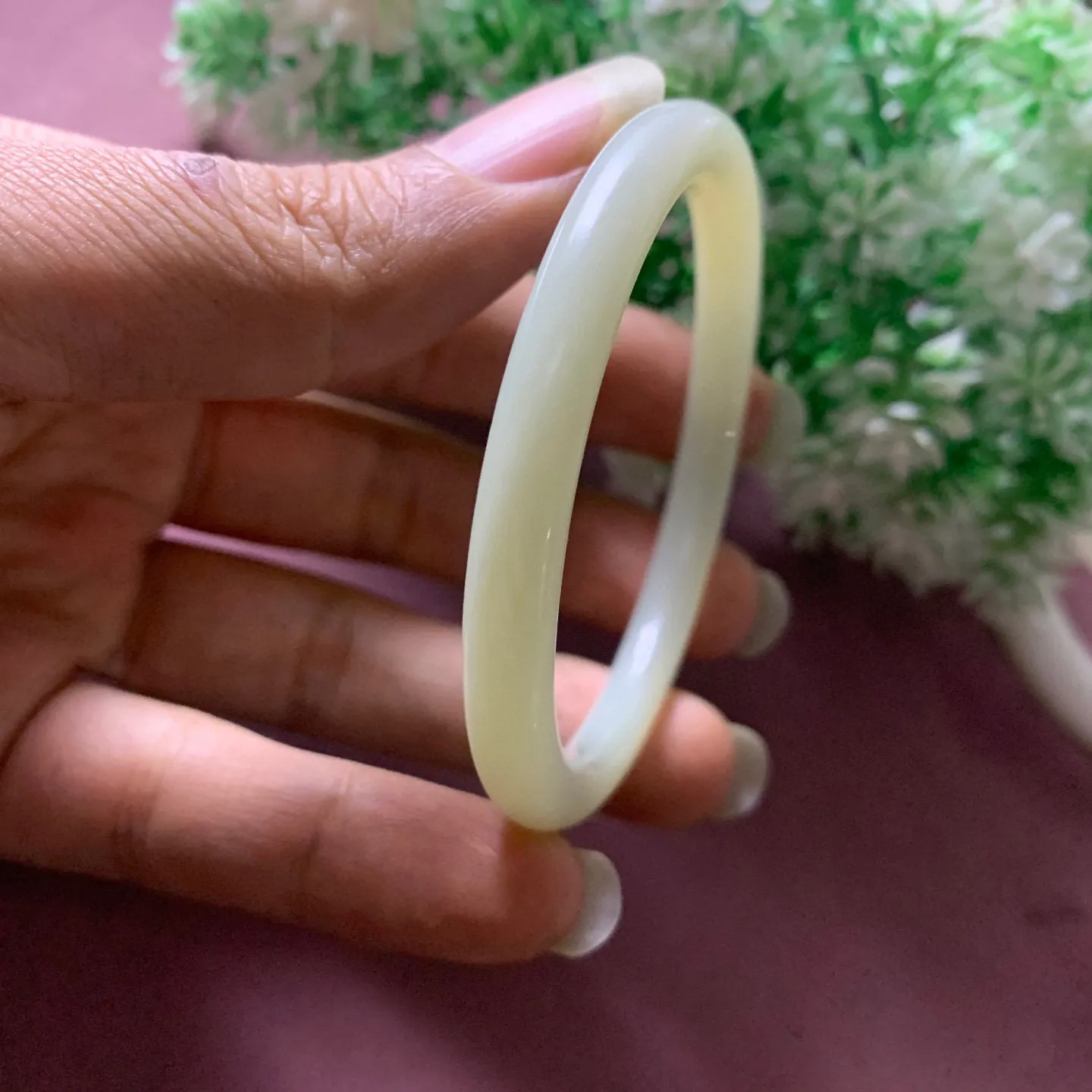 和田玉54圈口淡黄色手镯，圈口54宽7.3玉质细腻油润 底色纯净 脂粉好，品质高