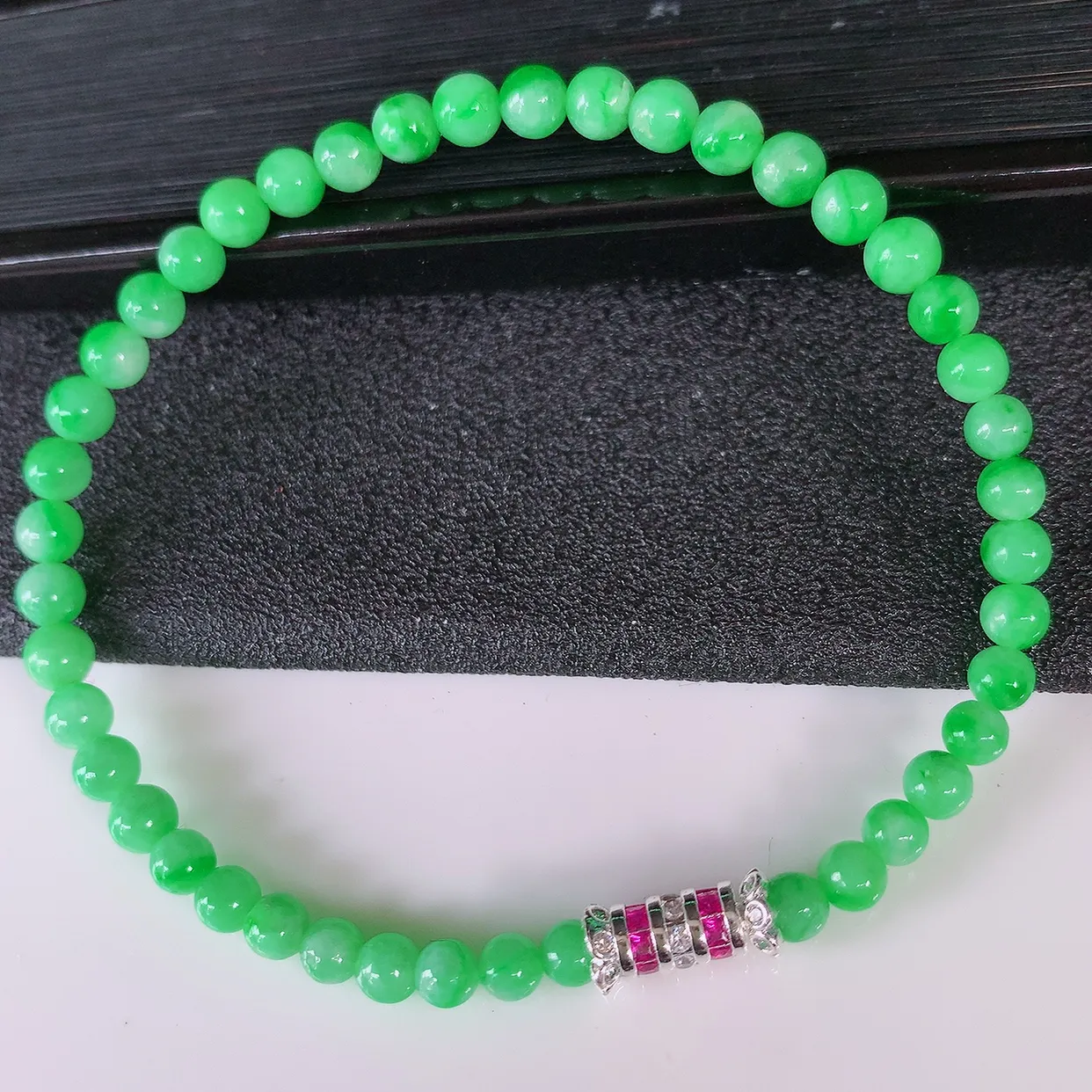 自然光实拍，冰润满绿翡翠手串手链，种老水足，冰清玉润  颜色漂亮  #002.1取一尺寸4.3mm