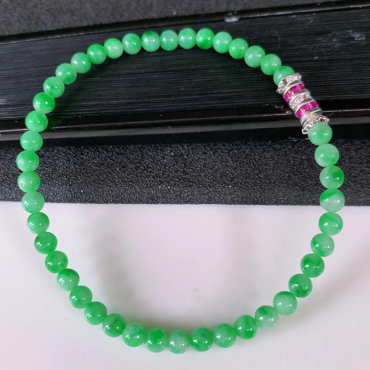 自然光实拍，冰润满绿翡翠手串手链，种老水足，冰清玉润  颜色漂亮  #004.1取一尺寸4.mm