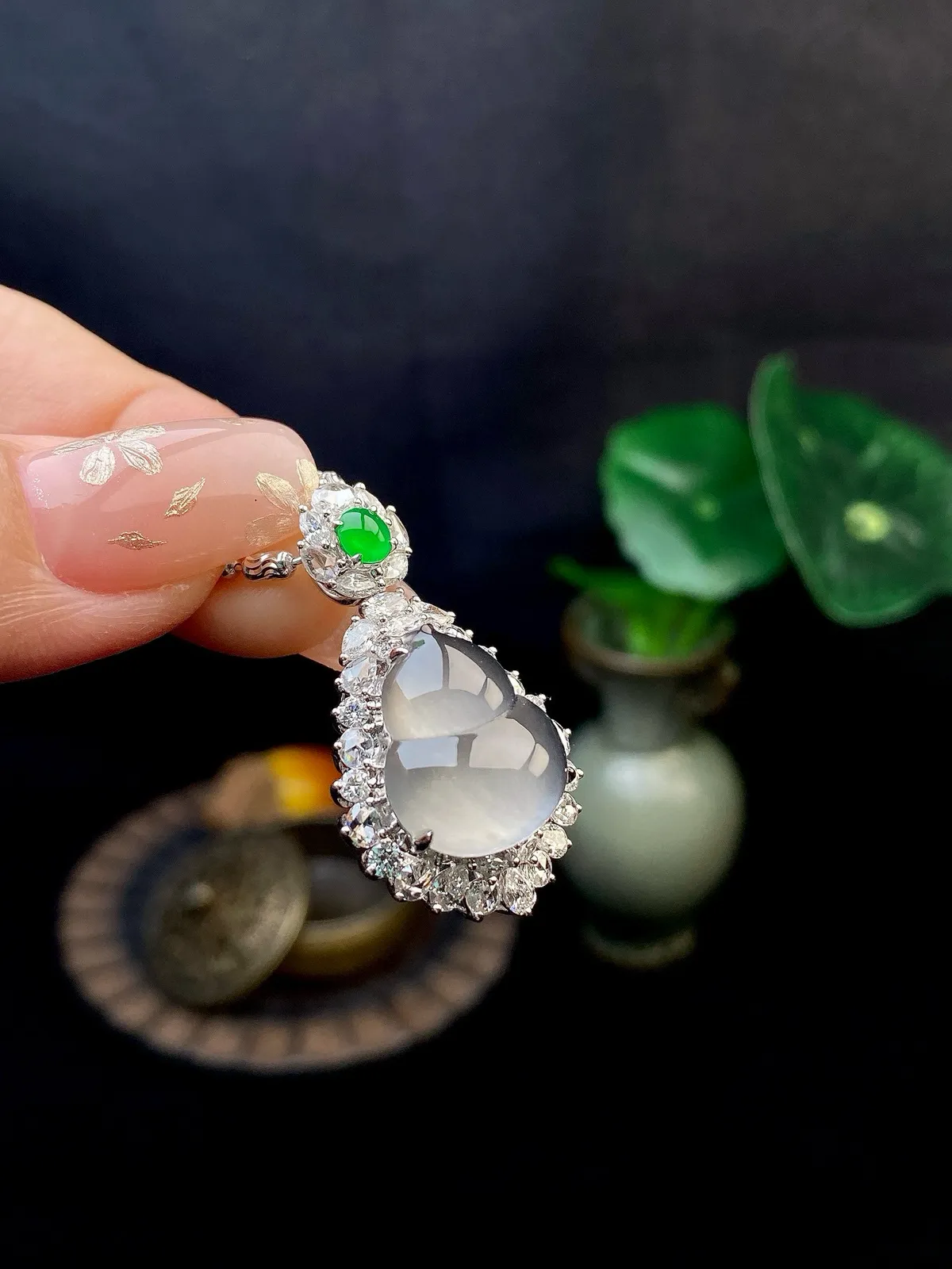 【冰种黑钢葫芦吊坠】质地细腻清爽，荧光感强烈，起刚光强烈，18K金钻镶嵌，裸石尺寸14.8*12.7*5毫米