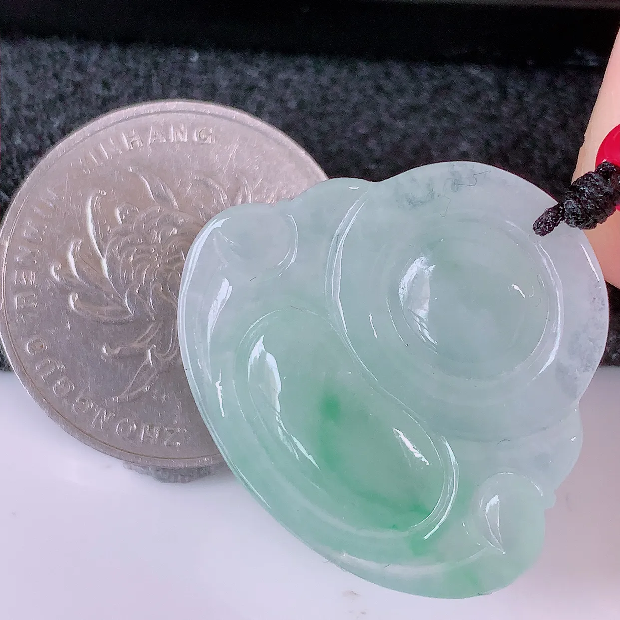 自然光实拍，冰种飘花翡翠佛公吊坠，笑口常开，佛公在心中，一生平安幸福，冰透，佛公翠色迷人，佩戴佳品！#123.3尺寸28.2*25.8*6.2mm