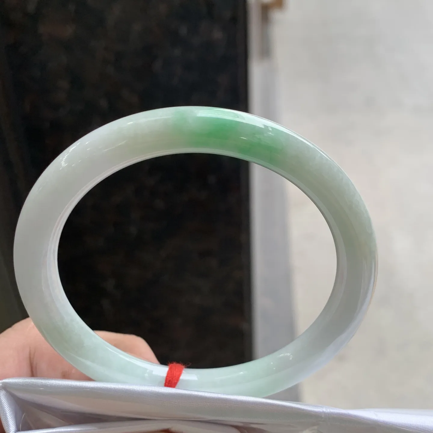 圆条冰糯翠绿 无瑕 尺寸:62.5/9 大圈口