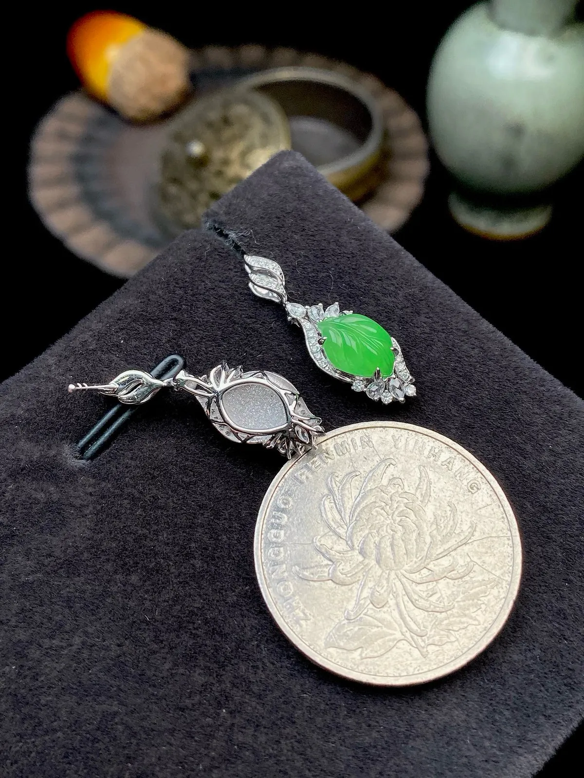 【冰种黄翡满绿树叶耳坠】，金枝玉叶，质地细润，起刚起荧光，18K金钻镶嵌，裸石尺寸8.8*6*3毫米